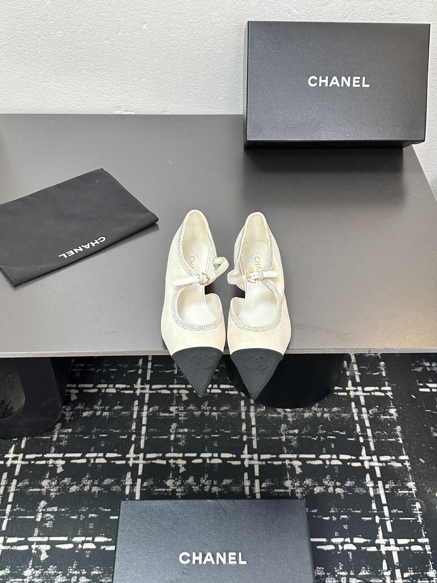 NO:446150,CHANE*｜Xiaoxiang 25k autumn and winter new pointed toe rhinestone side empty color-blocked pointed toe Mary Zhen shoes When Xiangjia classic aesthetics meet playful Mary Zhen This pair of pointed toe rhinestone side empty color-blocked Mary Zhen shoes were born, and fashionable girls’ dream shoes are undoubtedly!  The pointed toe design is neat and elegant, cleverly lengthens the legs, making the legs look more slender and straight visually. Every step you take is full of aura. The unique hollow design on the side breaks the convention and adds a sense of agility and lightness to the shoes. The skin of the foot that is looming when walking shows implicit and sexy. The rhinestone decoration on the upper is the finishing touch. Each selected rhinestone reflects a brilliant light in the light, as if it is stored in the Milky Way stars. It is full of stars. Whether it is a daily street or an important occasion, it can make you the focus. The fabric is made of original custom leather, and the inner foot pads are all lambskin. Italian imported cowhide sole size35-39 (customized by 40/41), single shoes, chanel, chanel, mary jane, cowhide, sheepskin19860909CHANE*｜小香25k秋冬新品尖头 水钻侧空拼色尖头玛丽珍鞋 当香家经典美学遇上俏皮玛丽珍 这双尖头水钻侧空拼色玛丽珍鞋诞生 时髦精们的梦中情鞋无疑！ 尖头设计利落优雅 巧妙拉长腿部线条 让双腿在视觉上更显修长笔直 迈出的每一步都气场十足. 侧身独特的镂空设计 打破常规 为鞋子增添了一份灵动与轻盈 行走间若隐若现的足部肌肤尽显含蓄性感. 鞋面的水钻装饰 是点睛之笔 颗颗精选水钻,在光线下折射出璀璨光芒 仿佛将银河星辰收纳其中 都星光四溢 无论是日常出街还是重要场合 都能让你成为焦点. 面料采用原版定制皮料 内里垫脚均为小羊皮 意大利进口牛皮大底 size35-39（40/41定制）,单鞋,chanel,chanel,mary jane,cowhide,sheepskin,Women's Shoes