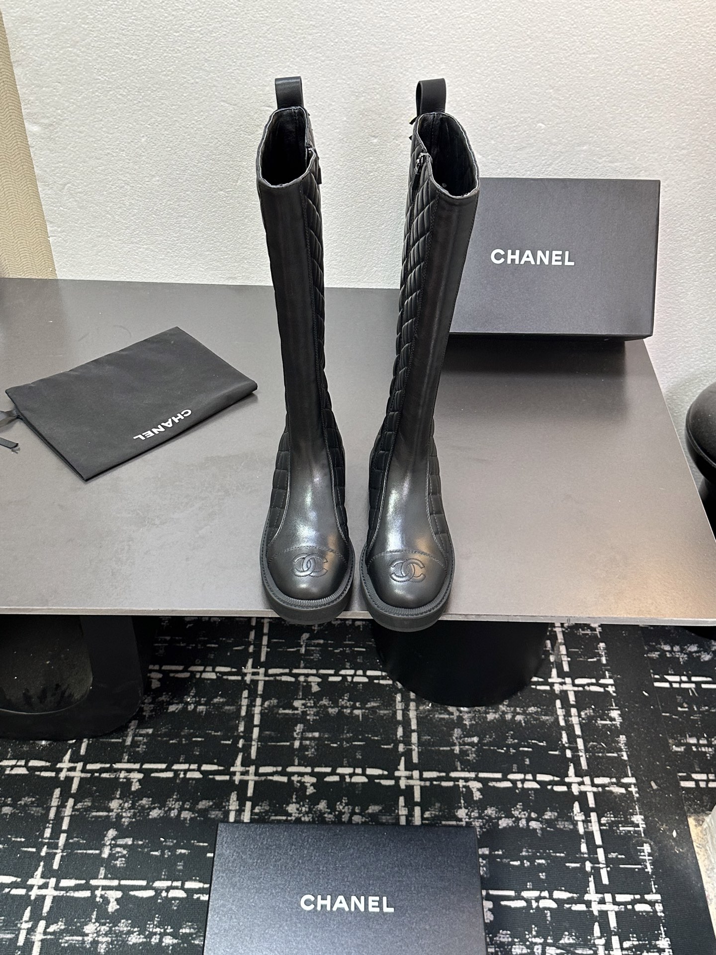 NO:446136,Chanel Paris showcases in autumn and winter, Xiaohongshu is a must-have for fashion, Chanel women loves simple and irresistible, gold hardware buckles, the combination shows a unique style of dressing, original molded foamed sole, the fabric is imported calfskin from Italy, with water dyed sheepskin inside, size 35-40, (customized 41.42.43 without return) Short boots, long boots, Maori custom-made plus 30, order starting, boots, chanel, boots, cowhide, sheepskin19860909香奈儿巴黎走秀秋冬爆款 小红书力推款,时髦精必备,香奈儿女士钟爱简约又难以抗拒系,金色五金扣,搭配展现与众不同的穿搭风格、原版开模发泡大底,面料采用意大利进口小牛皮,内里水染羊皮,码数35-40,（定做41.42.43不退换） 短靴 长靴 毛里定做加30,订单起定,靴子,chanel,boots,cowhide,sheepskin,Women's Shoes