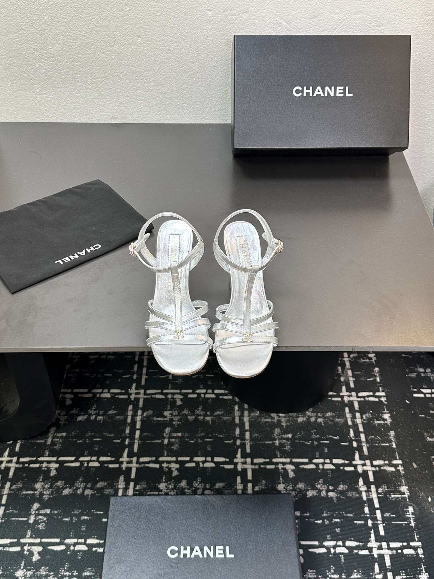 NO:449139,2025★★★★★★ Many celebrities are here to watch, a versatile series that domestic and foreign bloggers are popular. A must-have for spring and summer wardrobe matching. Sandals are the first choice. Diamond buckle, upper sheepskin lining: imported crystal sheepskin lining, original mold-open custom leather sole, shoe size: 35-39 (40, 41, custom-made, no return or exchange) Delivery luxury latest counter synchronous packaging, high heels, sandals, high heels, sheepskin198609092025★★★★★ 众多明星网红上脚,国内外博主刷爆的一个百搭系列,春夏衣橱搭配必备 凉鞋首选.钻石扣 鞋面羊皮  内里: 进口水晶羊皮内里 大底原版开模定制真皮底 鞋码: 35-39（40、41、定做不退换） 配送豪华最新专柜同步包装,高跟鞋凉鞋,sandals,high heels,sheepskin,Women's Shoes