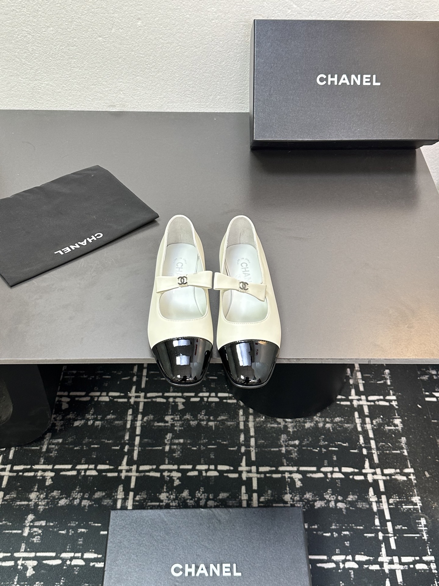 NO:446129,CHANEL small fragrance style Chanel splices Mary Jane shoes, perfectly blending classic elegance and fashion. The iconic color-blocking design, glossy patent leather and soft leather collision, retro and eye-catching. Small bow embellishment, and exquisite double C logo, the details show the luxurious texture. The design of the Mary Jane belt not only adds a playful feeling, but also fits the feet, showing the soft temperament of women while walking. The fabric and inner layer are made of sheepskin, genuine leather soles, 35-39 (40.41), single shoes, chanel, chanel, mary jane, sheepskin19860909CHANEL小香风香奈儿拼接玛丽珍鞋,将经典优雅与时尚完美融合.标志性的拼色设计,光泽漆皮与柔和皮质碰撞,复古又吸睛.小巧蝴蝶结点缀,加上精致双C标志,细节处尽显奢华质感. 玛丽珍带的设计,既增添俏皮感,又贴合脚部,行走间尽显女性的柔美气质 面料和内里都采用羊皮,真皮鞋底,35-39（40.41定）,单鞋,chanel,chanel,mary jane,sheepskin,Women's Shoes