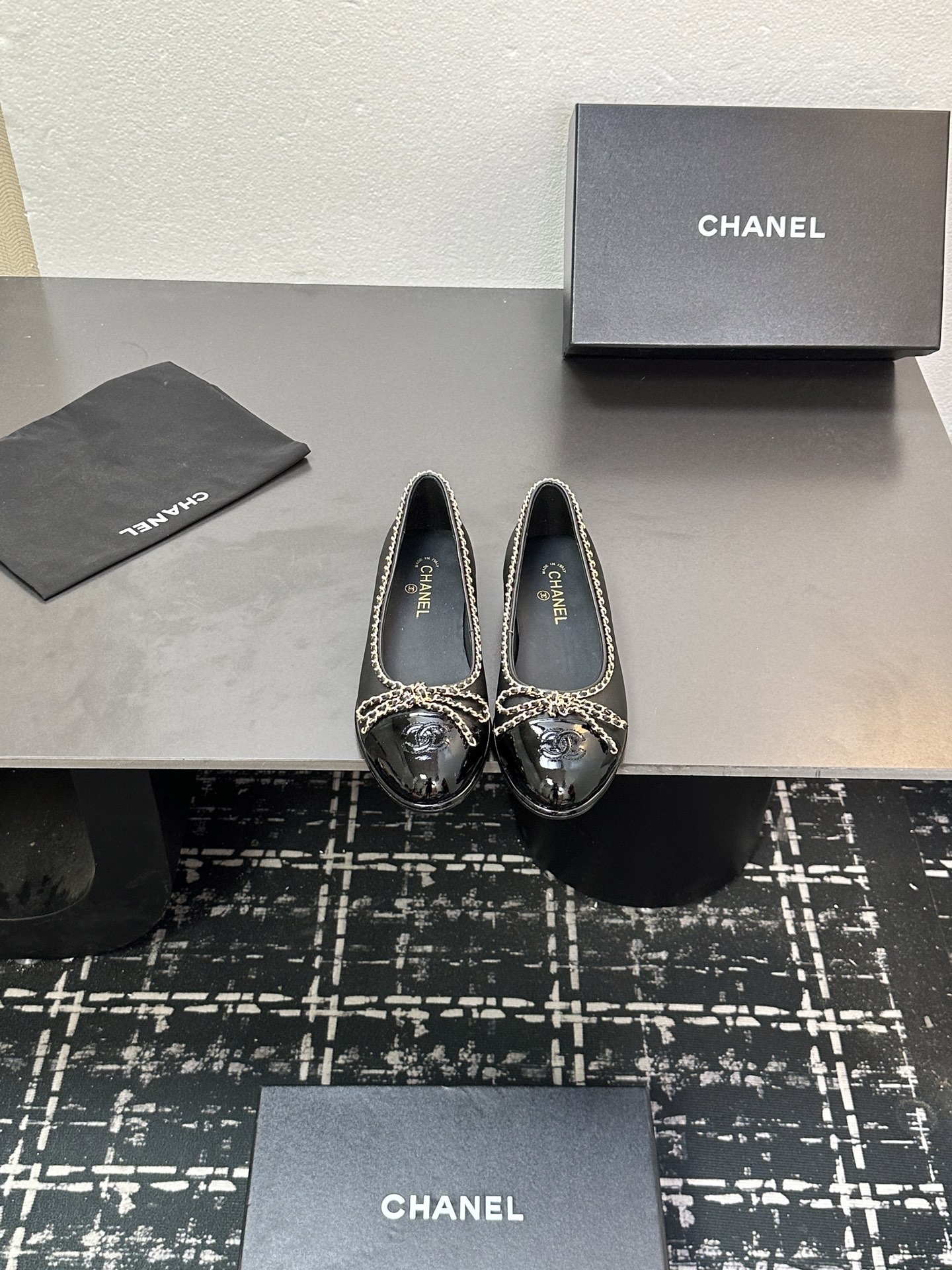 NO:446122,Chanel Xiaoxiang 25K new chain double C thick heel single shoes, original 1:1 replica, classic among classics, whether paired with pants or skirts, the small round head design is very good to modify the foot shape, a must-have for little fairies!  The upper is made of imported lambskin, the inner top mixed-bred lambskin, imported Italian cowhide, heel height 2.5cm, size 35-39 (customized by 40/41), single shoes, chanel, skirts, cowhide, sheepskin19860909Chanel 小香25K新品链条双C粗跟单鞋 原版1:1复刻 经典中的经典 无论搭配裤装还是裙装都是完美 小圆头的设计很好的修饰脚型 小仙女们必备！ 鞋面采用进口小羊皮 内里顶级混种羊皮 意大利进口牛皮大底 跟高2.5cm 码数 35-39（40/41定制）,单鞋,chanel,skirts,cowhide,sheepskin,Women's Shoes