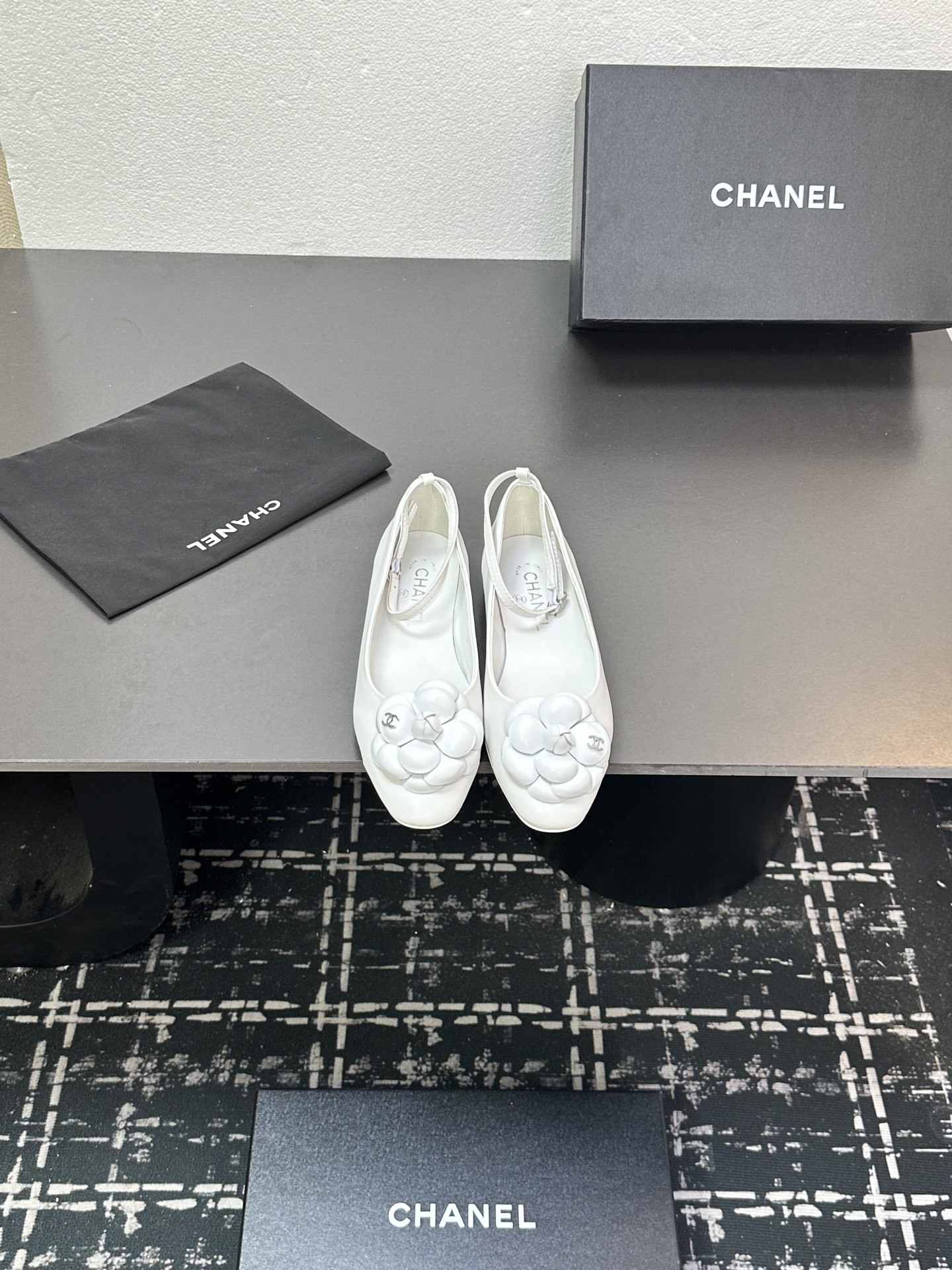 NO:446115,2025★★★★★★ Many celebrities are here to watch, a versatile series that domestic and foreign bloggers are popular. A must-have for spring and summer wardrobe matching. Sandals are the first choice. Diamond buckle, upper sheepskin lining: imported crystal sheepskin lining, large sole original mold custom leather sole Shoe size: 35-39 (40, 41, customized, non-return and exchange) Delivery luxury latest counter synchronous packaging, single shoes, sandals, sheepskin198609092025★★★★★ 众多明星网红上脚,国内外博主刷爆的一个百搭系列,春夏衣橱搭配必备 凉鞋首选.钻石扣 鞋面羊皮  内里: 进口水晶羊皮内里 大底原版开模定制真皮底 鞋码: 35-39（40、41、定做不退换） 配送豪华最新专柜同步包装,单鞋,sandals,sheepskin,Women's Shoes