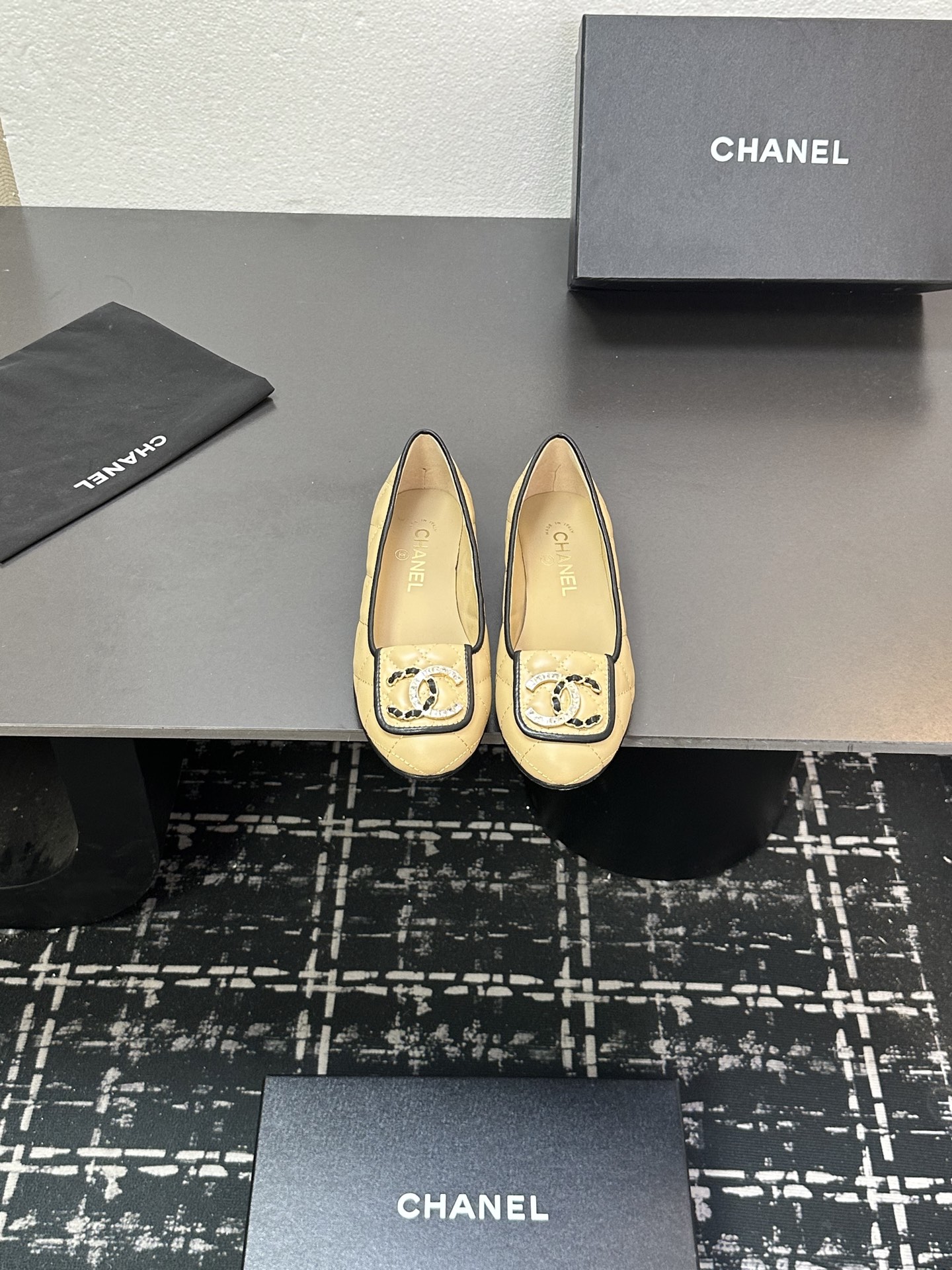 NO:443619,2025★★★★★★ Many celebrities are here to watch, a versatile series that domestic and foreign bloggers are popular. A must-have for spring and summer wardrobe matching. Sandals are the first choice. Diamond buckle, upper sheepskin lining: imported crystal sheepskin lining, large sole original mold custom leather sole Shoe size: 35-39 (40, 41, customized, non-return and exchange) Delivery luxury latest counter synchronous packaging, single shoes, sandals, sheepskin198609092025★★★★★ 众多明星网红上脚,国内外博主刷爆的一个百搭系列,春夏衣橱搭配必备 凉鞋首选.钻石扣 鞋面羊皮  内里: 进口水晶羊皮内里 大底原版开模定制真皮底 鞋码: 35-39（40、41、定做不退换） 配送豪华最新专柜同步包装,单鞋,sandals,sheepskin,Women's Shoes