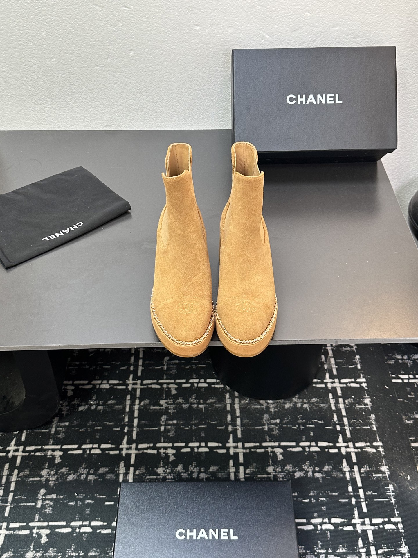 NO:449132,2025 Little Flavor Short Boots, a must-have item for this autumn and winter!  !  Chanel's hot short boots in autumn and winter, Xiaohongshu is highly recommended, and it looks good no matter how you match it. It is a must-have for fashionable things. Chanel's women love simple but irresistible matching to show unique styles of dressing, free mixing and matching are shining in place and keep up with the fashionable pace of Grandma Xiang!  !  !  Exquisite details enlarge the original mold opening hardware buckle. Top version purchasing level is created ★The upper is made of top layer cowhide, sheepskin footbed, Italian leather outsole. Size 35-39 (ordered by 40/41), boots, chanel, boots, cowhide, sheepskin, Leather soles198609092025小香短靴,本季秋冬季必备单品！！ 香奈儿秋冬重工爆款短靴 小红书力推款,怎么搭配都好看,时髦精必备,香奈儿女士钟爱简约又难以抗拒搭配展现与众不同的穿搭风格、自由混搭闪耀到位跟紧香奶奶时尚步伐！！！精致细节放大看原版开模五金扣 顶级版本代购级别打造★鞋面采用头层牛皮,羊皮垫脚,意大利真皮大底 码数35-39（40/41订）,靴子,chanel,boots,cowhide,sheepskin,Leather soles,Women's Shoes