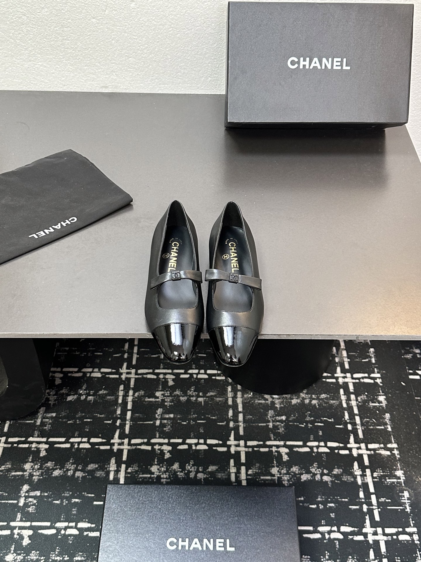 NO:449125,CHANEL small fragrance style Chanel splices Mary Jane shoes, perfectly blending classic elegance and fashion. The iconic color-blocking design, glossy patent leather and soft leather collision, retro and eye-catching. Small bow embellishment, and exquisite double C logo, the details show the luxurious texture. The design of the Mary Jane belt not only adds a playful feeling, but also fits the feet, showing the soft temperament of women while walking. The fabric and inner layer are made of sheepskin, genuine leather soles, 35-39 (40.41), single shoes, chanel, chanel, mary jane, sheepskin19860909CHANEL小香风香奈儿拼接玛丽珍鞋,将经典优雅与时尚完美融合.标志性的拼色设计,光泽漆皮与柔和皮质碰撞,复古又吸睛.小巧蝴蝶结点缀,加上精致双C标志,细节处尽显奢华质感. 玛丽珍带的设计,既增添俏皮感,又贴合脚部,行走间尽显女性的柔美气质 面料和内里都采用羊皮,真皮鞋底,35-39（40.41定）,单鞋,chanel,chanel,mary jane,sheepskin,Women's Shoes