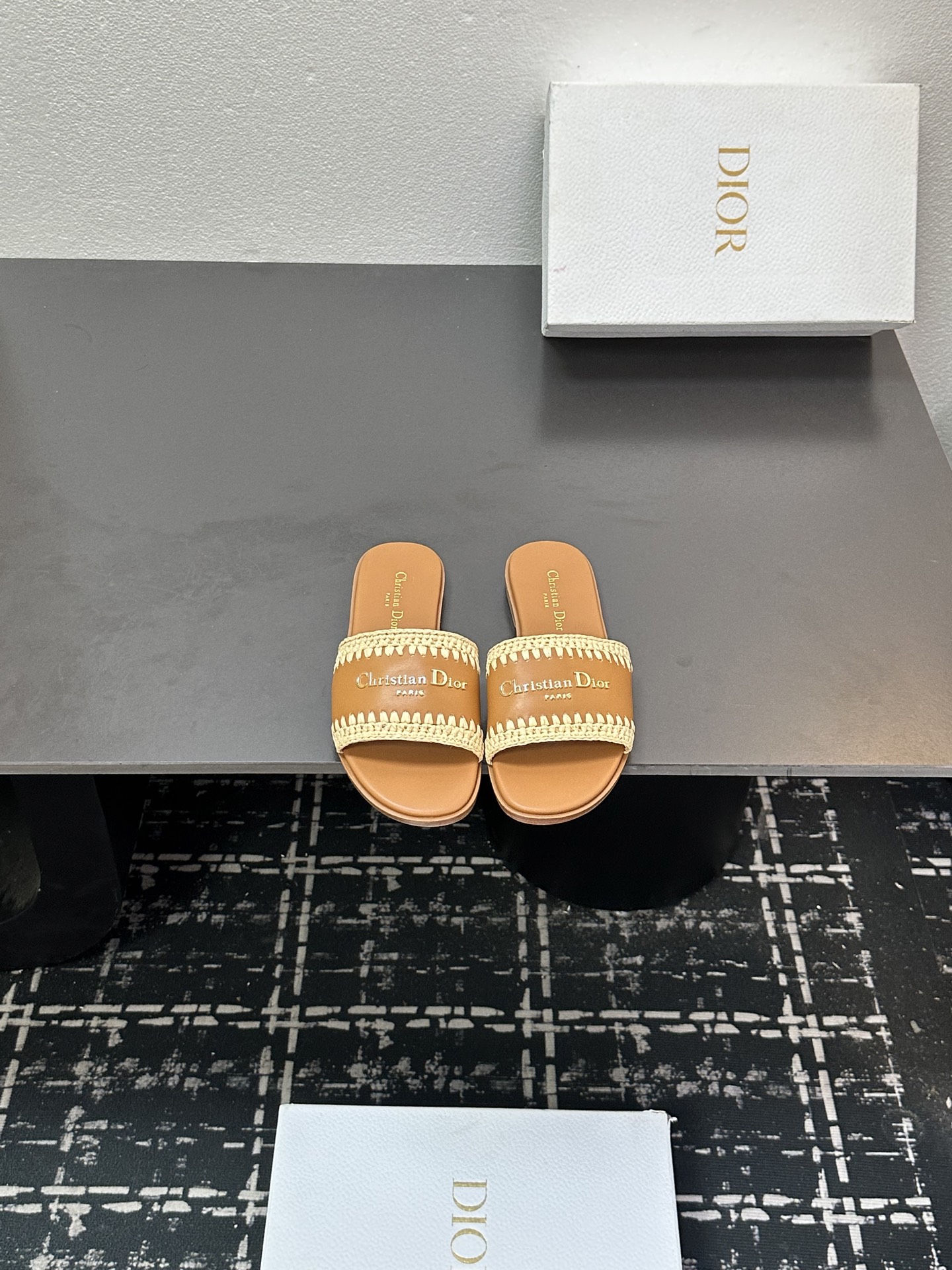 NO:446107,DH2025 DWAY Spring and Summer New Flip-Flops Women's Shoes CD Letter Logo Three-dimensional Hollow Flat-Soled Sandals Market Top Version Material: The upper is the original consistent high-temperature water-soluble cotton electric embroidered sheepskin + water-dyed sheepskin inner lining + Italian genuine leather outsole size34-43 (34.40.41.42. Custom made without return or replacement), slippers, dior, sandals, slippers, sheepskin, Leather soles19860909D家2025 DWAY 春夏新款一字拖女鞋 CD字母logo立体镂空平底凉鞋 市面顶级版本 材质:鞋面原版一致高温水溶棉质电绣羊皮+水染羊皮内里+意大利真皮大底 size34-43（34.40.41.42.定做不退不换）,拖鞋,dior,sandals,slippers,sheepskin,Leather soles,Women's Shoes