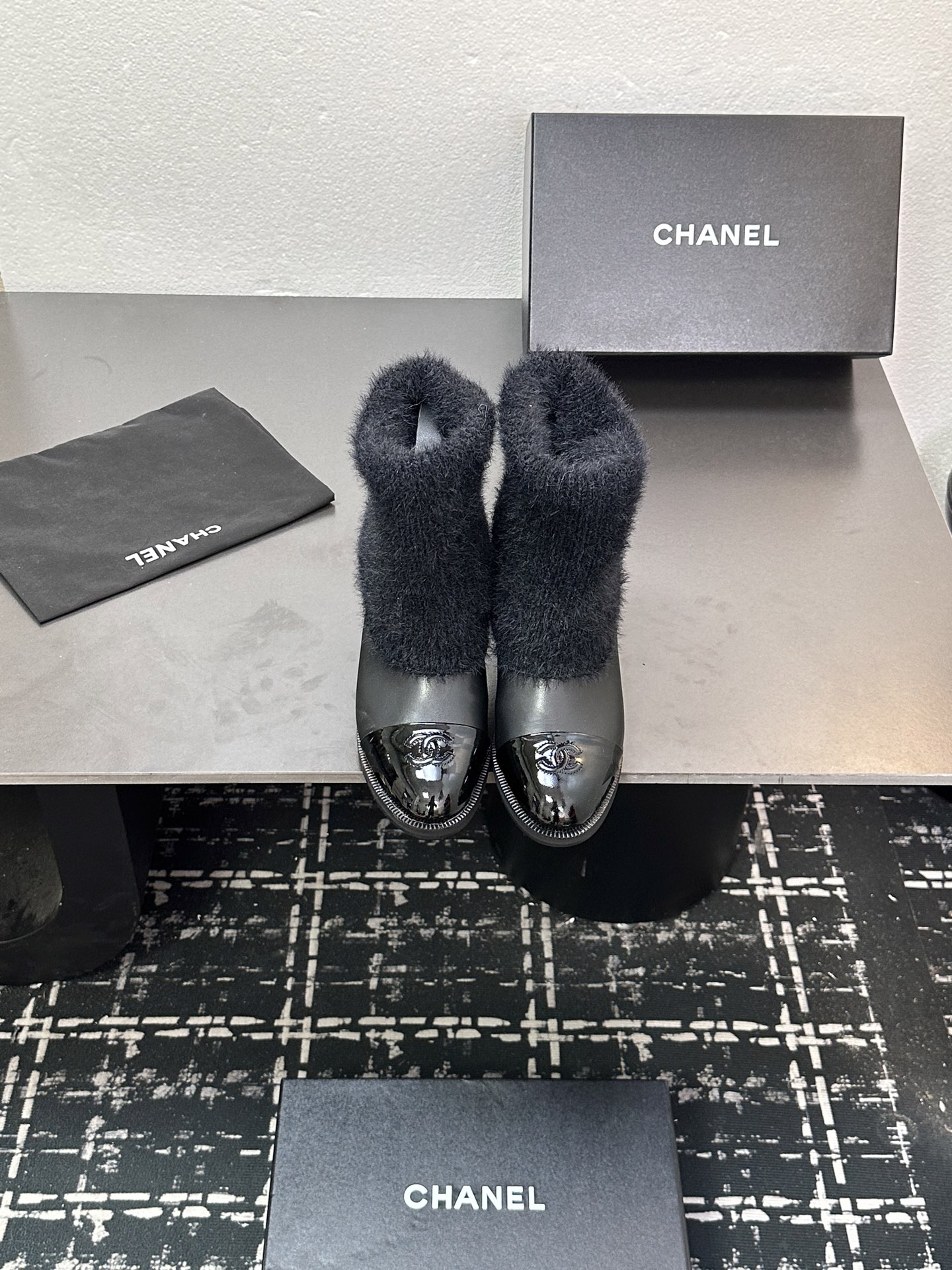 NO:449117,Factory Little Flavored Short Boots, a must-have item for this autumn and winter!  !  Chanel's hot short boots in autumn and winter, Xiaohongshu is highly recommended, and it looks good no matter how you match it. It is a must-have for fashionable things. Chanel's women love simple but irresistible matching to show unique styles of dressing, free mixing and matching are shining in place and keep up with the fashionable pace of Grandma Xiang!  !  !  Exquisite details enlarge the original mold opening hardware buckle. Top version purchasing level is created ★The upper is made of original fur, wool footbed, Italian leather sole, heel height 6cm, size 35-39 (40/41 order), boots, chanel, boots, Leather soles19860909工厂 小香短靴,本季秋冬季必备单品！！ 香奈儿秋冬重工爆款短靴 小红书力推款,怎么搭配都好看,时髦精必备,香奈儿女士钟爱简约又难以抗拒搭配展现与众不同的穿搭风格、自由混搭闪耀到位跟紧香奶奶时尚步伐！！！精致细节放大看原版开模五金扣 顶级版本代购级别打造★鞋面采用原版皮毛一体,羊毛垫脚,意大利真皮大底 跟高6cm 码数35-39（40/41订）,靴子,chanel,boots,Leather soles,Women's Shoes