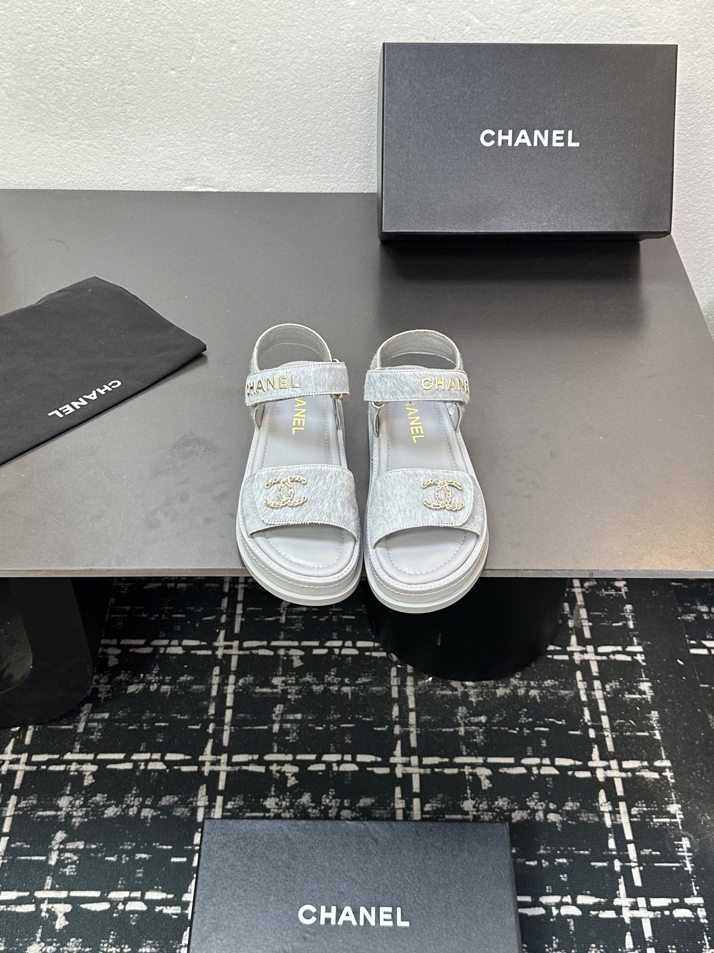 NO:449109,Chanel Chanel new early autumn thick-soled sandals are popular on major social platforms. It is currently one of the most popular sandals. It is soft and comfortable to wear. Italian imported horsehair upper sheepskin footbed. Original molded sole. Size: 35-40 (41 customized), sandals, chanel, chanel, sandals, sheepskin19860909Chanel香奈儿新款早秋厚底凉鞋各大社交平台走秀爆款 目前最热门凉鞋之一 上脚柔软舒适 意大利进口马毛鞋面 羊皮垫脚 原版开模大底 Size: 35-40 (41订做),凉鞋,chanel,chanel,sandals,sheepskin,Women's Shoes