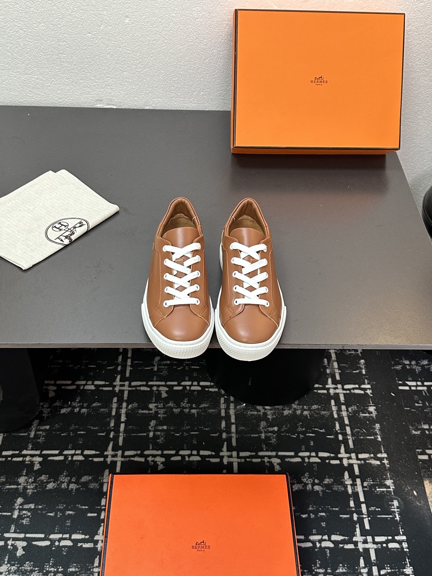 NO:351275,Hermes top version # Hermes deep series couples white shoes casual skateboard shoes Fashion graphic design Create a retro style Upper cowhide material inner sheepskin outsole tpu outsole size 35-45, hermes, hermes, cowhide, sheepskin19860909实价Hermes 顶级版本# 爱马仕deep系列情侣款小白鞋休闲滑板鞋 时尚的图形设计 打造复古风格 鞋面牛皮材质 内里羊皮里 大底tpu大底 码数35-45,,hermes,hermes,cowhide,sheepskin,Men's shoes