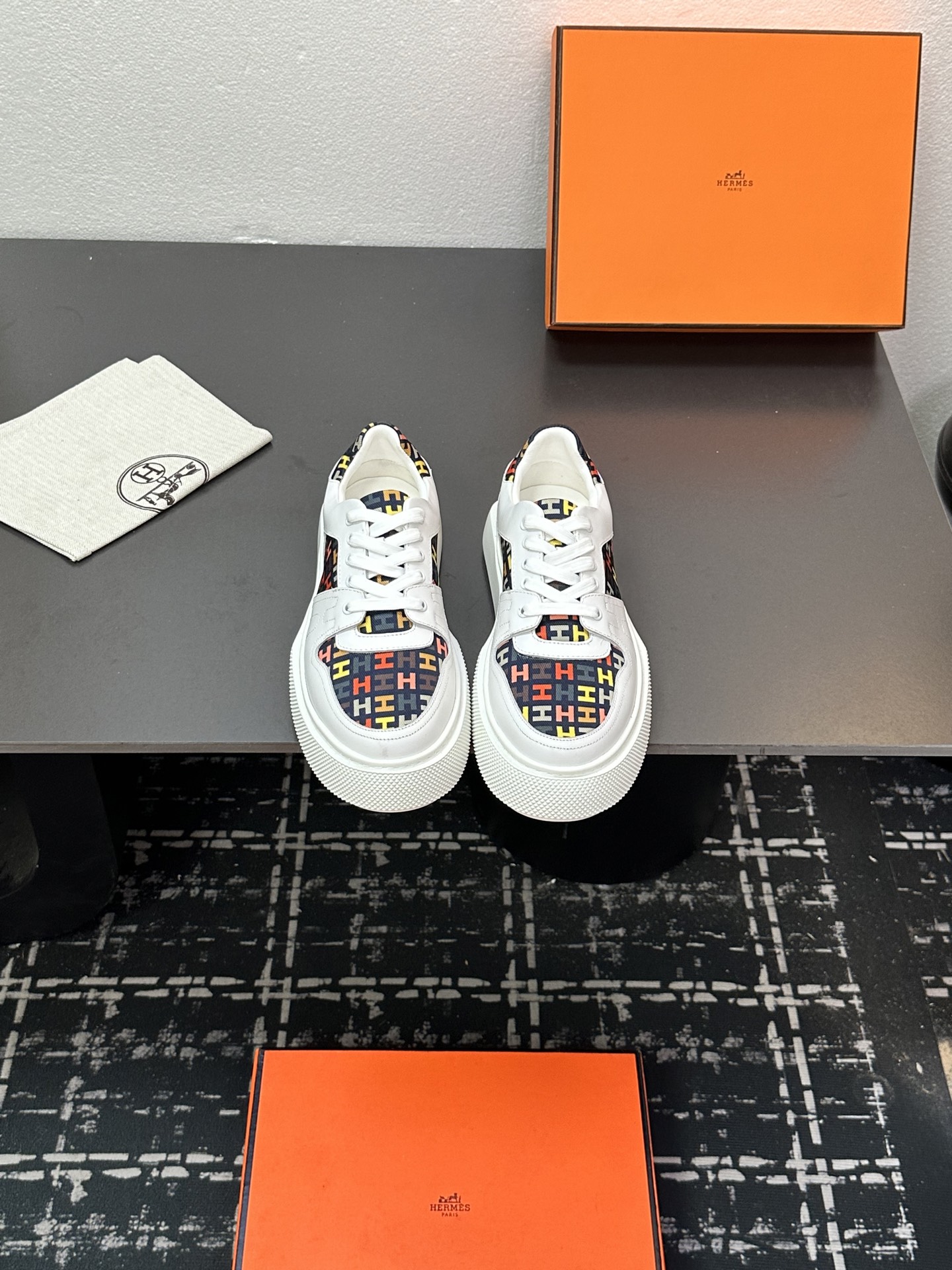 NO:351298,Hermes top version # Hermes deep series couples white shoes casual skateboard shoes Fashion graphic design Create a retro style Upper cowhide material inner sheepskin outsole tpu outsole size 38-45, hermes, hermes, cowhide, sheepskin19860909实价Hermes 顶级版本# 爱马仕deep系列情侣款小白鞋休闲滑板鞋 时尚的图形设计 打造复古风格 鞋面牛皮材质 内里羊皮里 大底tpu大底 码数38-45,,hermes,hermes,cowhide,sheepskin,Men's shoes
