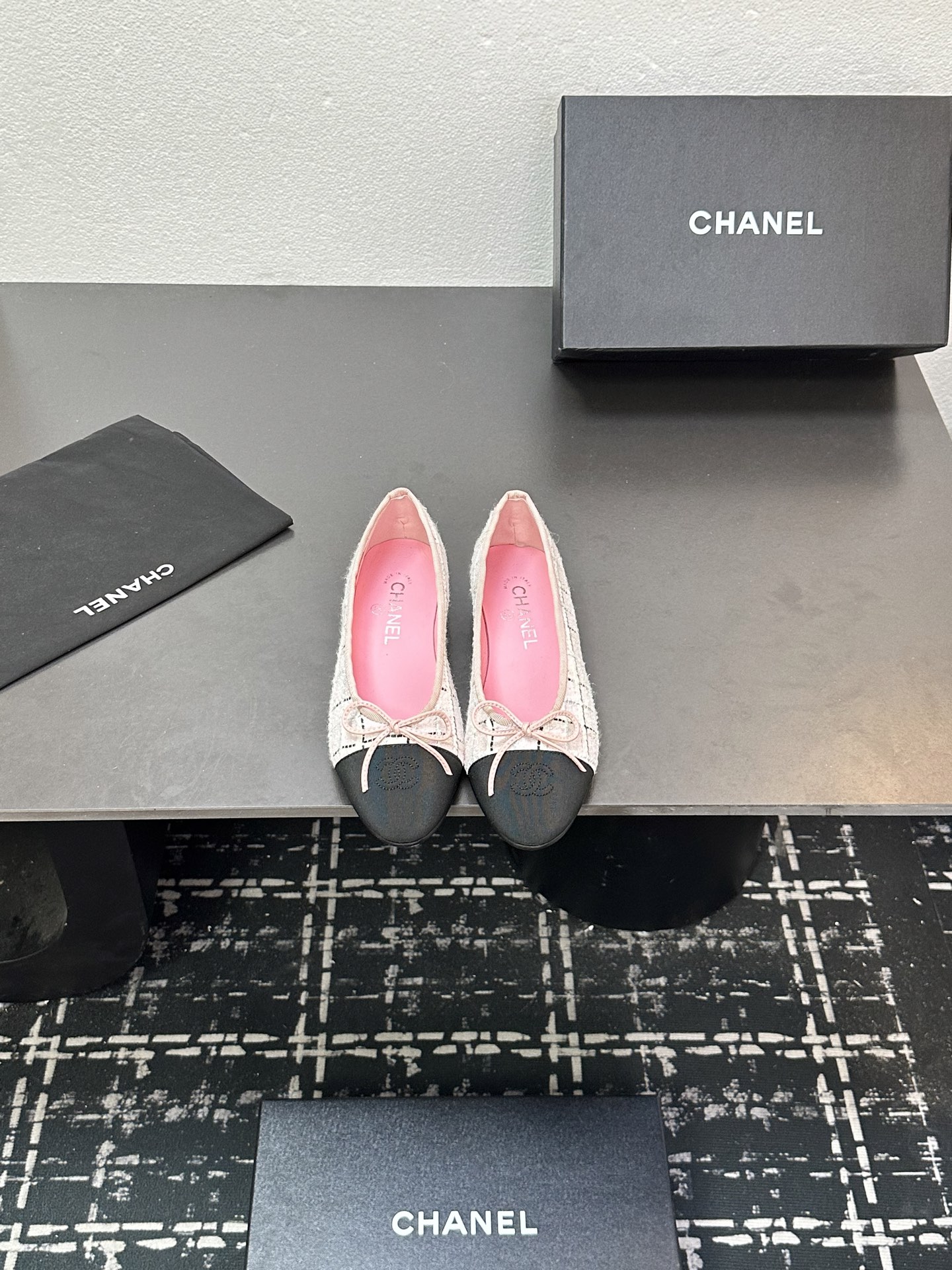 NO:449101,chan*l classic slingback small fragrant sandals!  Single shoes!  Just like what Ms. Coco Chanel said is that the popularity is fleeting, but the style lasts forever!  This pair of empty shoes is the classic among Xiangjia classics!  The two-color combination is simple and exquisite. The universal evergreen style in the counter is always out of date!  The counter is original leather material, imported sheepskin lining, and imported cowhide leather soles from Italy!  Top quality, Size35-40 (34 40 41 42 43 customized), single shoes, chanel, chanel, chanel, sandals, cowhide, sheepskin19860909chan*l经典slingback小香凉鞋！单鞋！ 就像coco香奈儿女士说的流行稍纵即逝,但风格永存！这双后空鞋就是香家经典中的经典！双色搭配,简约精致,专柜里的万能长青款,永远不过时单品！ 专柜原版皮料,进口羊皮内里,意大利进口牛皮革鞋底！ 顶级品质,Size35-40（34 40 41 42 43定做）,单鞋,chanel,chanel,chanel,sandals,cowhide,sheepskin,Women's Shoes