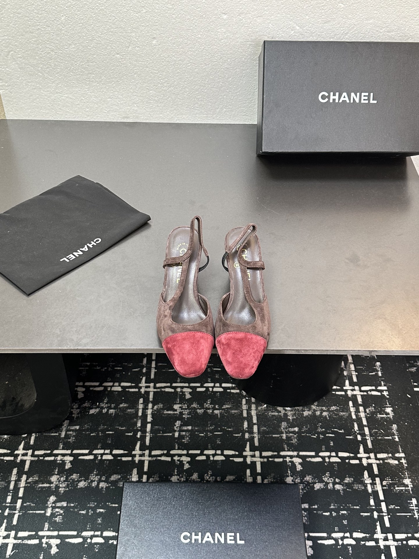 NO:449086,chan*l classic slingback small fragrant sandals!  Single shoes!  Just like what Ms. Coco Chanel said is that the popularity is fleeting, but the style lasts forever!  This pair of empty shoes is the classic among Xiangjia classics!  The two-color combination is simple and exquisite. The universal evergreen style in the counter is always out of date!  The counter is made of original leather, imported sheepskin lining, and imported cowhide leather soles from Italy!  Top quality, Size35-40 (34 40 41 42 43 customized), sandals, chanel, chanel, chanel, sandals, cowhide, sheepskin19860909chan*l经典slingback小香凉鞋！单鞋！ 就像coco香奈儿女士说的流行稍纵即逝,但风格永存！这双后空鞋就是香家经典中的经典！双色搭配,简约精致,专柜里的万能长青款,永远不过时单品！ 专柜原版皮料,进口羊皮内里,意大利进口牛皮革鞋底！ 顶级品质,Size35-40（34 40 41 42 43定做）,凉鞋,chanel,chanel,chanel,sandals,cowhide,sheepskin,Women's Shoes