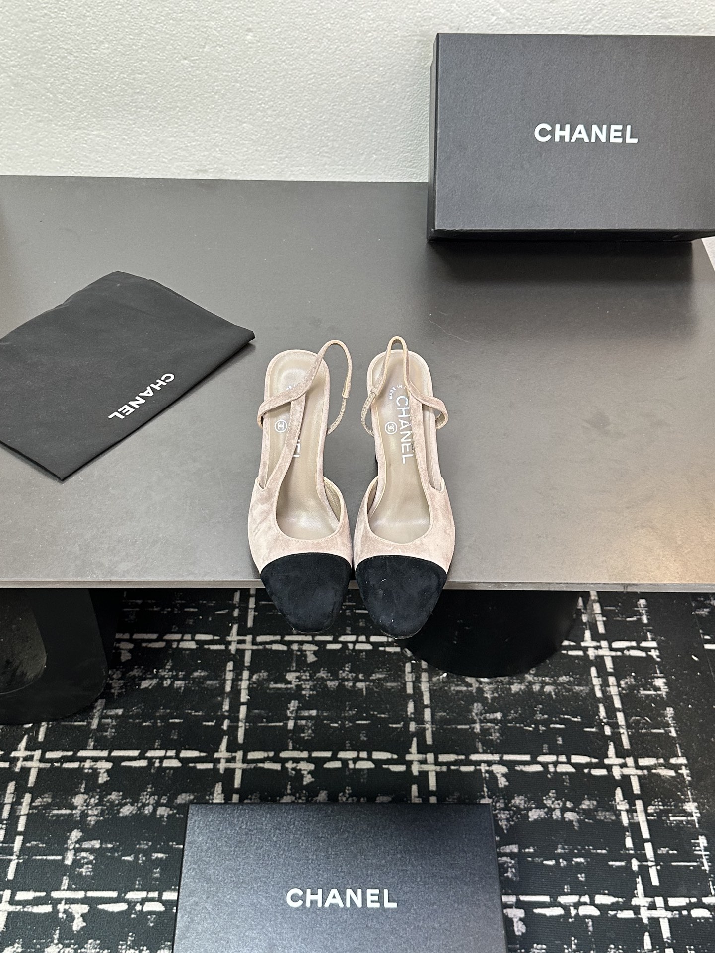 NO:449092,chan*l classic slingback small fragrant sandals!  Single shoes!  Just like what Ms. Coco Chanel said is that the popularity is fleeting, but the style lasts forever!  This pair of empty shoes is the classic among Xiangjia classics!  The two-color combination is simple and exquisite. The universal evergreen style in the counter is always out of date!  The counter is original leather material, imported sheepskin lining, and imported cowhide leather soles from Italy!  Heel height 1cm 6cm 10cm Top quality, Size35-40 (34 40 41 42 43 customized), sandals, chanel, chanel, chanel, sandals, cowhide, sheepskin19860909chan*l经典slingback小香凉鞋！单鞋！ 就像coco香奈儿女士说的流行稍纵即逝,但风格永存！这双后空鞋就是香家经典中的经典！双色搭配,简约精致,专柜里的万能长青款,永远不过时单品！ 专柜原版皮料,进口羊皮内里,意大利进口牛皮革鞋底！ 跟高1cm 6cm 10cm 顶级品质,Size35-40（34 40 41 42 43定做）,凉鞋,chanel,chanel,chanel,sandals,cowhide,sheepskin,Women's Shoes