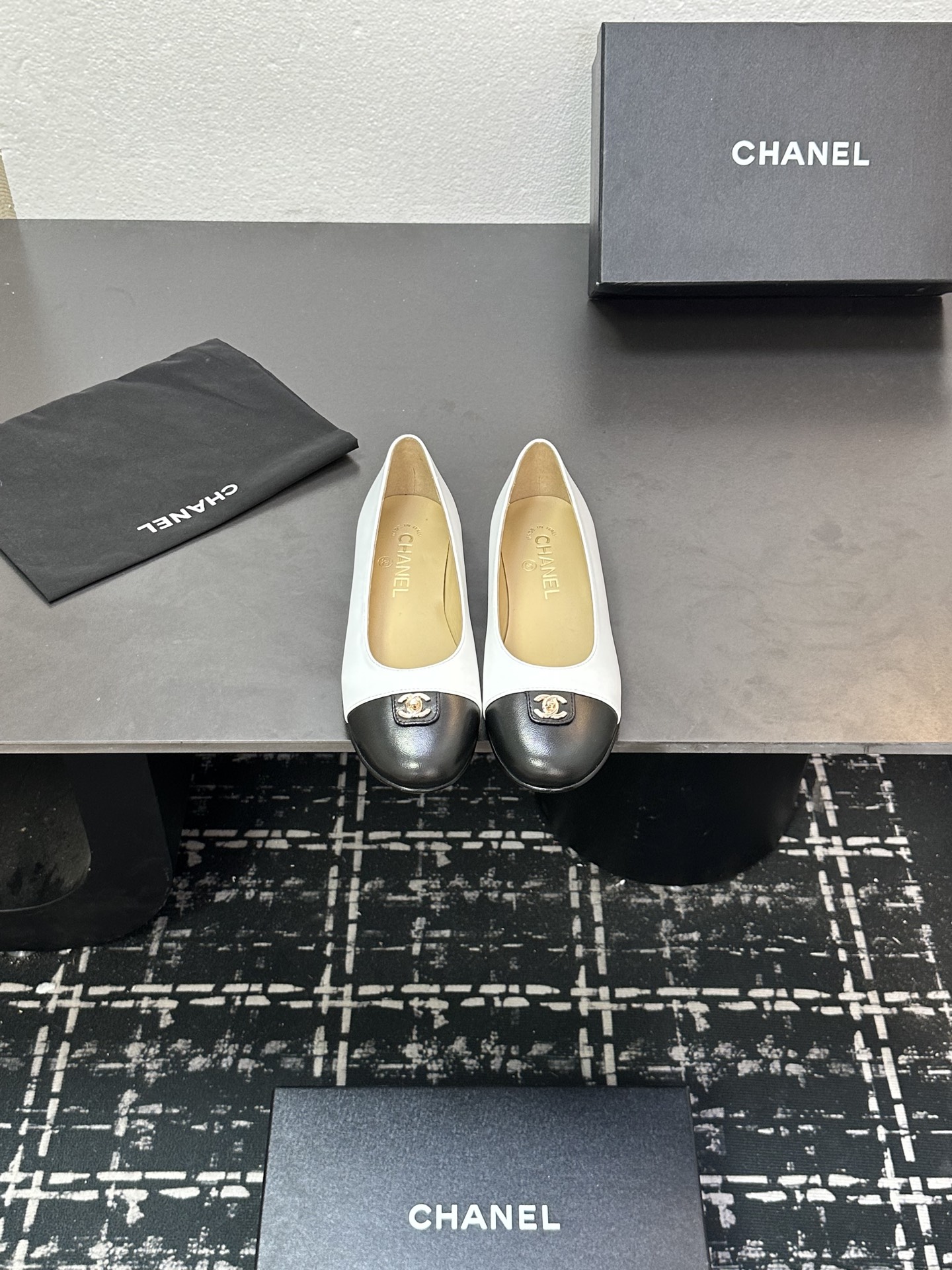 NO:449081,2025★★★★★★ Many celebrities are here to watch, a versatile series that domestic and foreign bloggers are popular. A must-have for spring and summer wardrobe matching. Sandals are the first choice. Diamond buckle, upper sheepskin lining: imported crystal sheepskin lining, large sole original mold custom leather sole Shoe size: 35-39 (40, 41, customized, non-return and exchange) Delivery luxury latest counter synchronous packaging, single shoes, sandals, sheepskin198609092025★★★★★ 众多明星网红上脚,国内外博主刷爆的一个百搭系列,春夏衣橱搭配必备 凉鞋首选.钻石扣 鞋面羊皮  内里: 进口水晶羊皮内里 大底原版开模定制真皮底 鞋码: 35-39（40、41、定做不退换） 配送豪华最新专柜同步包装,单鞋,sandals,sheepskin,Women's Shoes