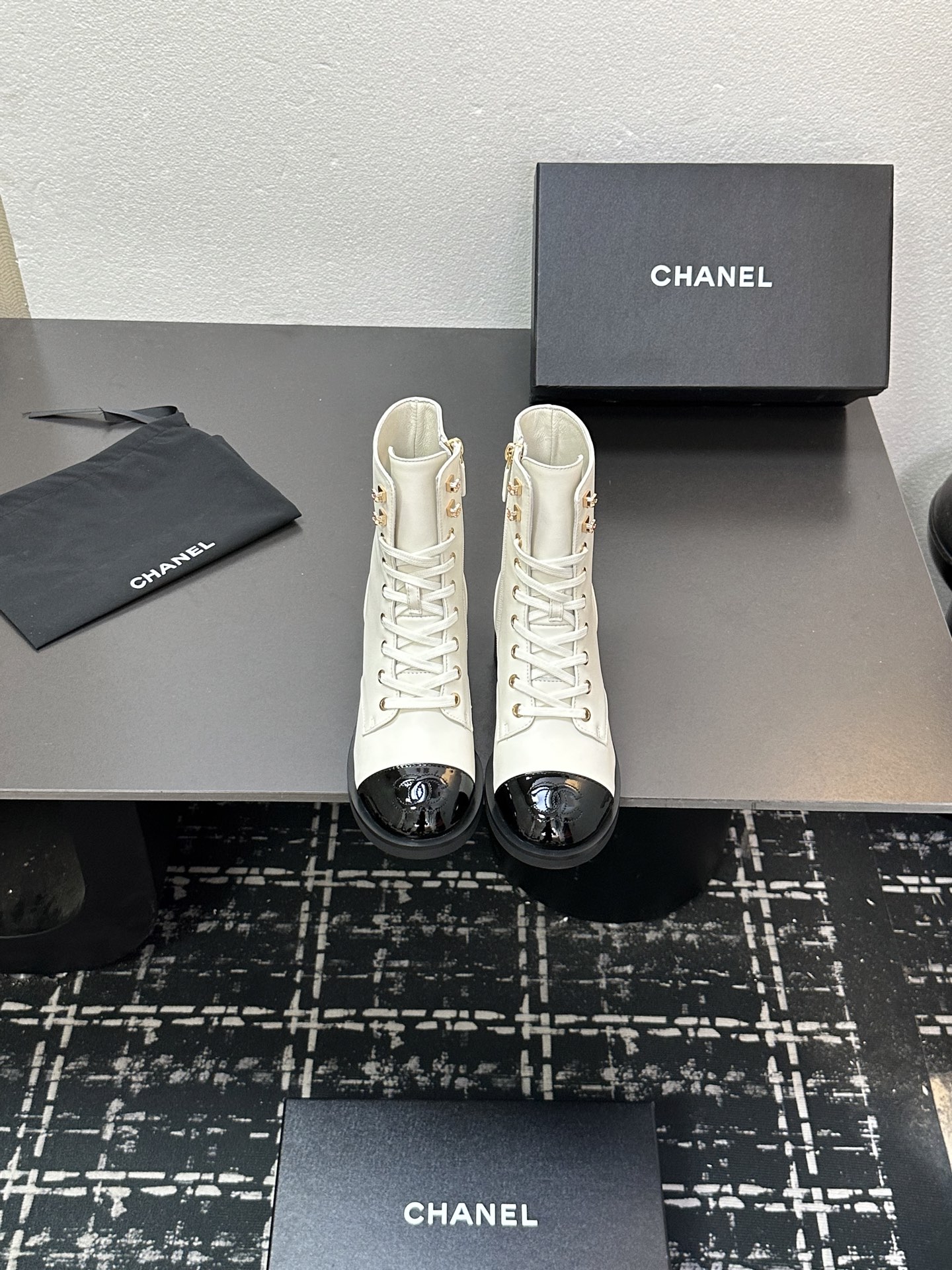 NO:543505,2025 Little Flavor Short Boots, a must-have item for this autumn and winter!  !  Chanel's hot short boots in autumn and winter, Xiaohongshu is highly recommended, and it looks good no matter how you match it. It is a must-have for fashionable things. Chanel's women love simple but irresistible matching to show unique styles of dressing, free mixing and matching are shining in place and keep up with the fashionable pace of Grandma Xiang!  !  !  Exquisite details enlarge the original mold opening hardware buckle. Top version purchasing level is created ★The upper is made of top layer cowhide, sheepskin footbed, rubber sole. Size 35-39 (ordered by 40/41), boots, chanel, boots, cowhide, sheepskin198609092025小香短靴,本季秋冬季必备单品！！ 香奈儿秋冬重工爆款短靴 小红书力推款,怎么搭配都好看,时髦精必备,香奈儿女士钟爱简约又难以抗拒搭配展现与众不同的穿搭风格、自由混搭闪耀到位跟紧香奶奶时尚步伐！！！精致细节放大看原版开模五金扣 顶级版本代购级别打造★鞋面采用头层牛皮,羊皮垫脚,橡胶大底 码数35-39（40/41订）,靴子,chanel,boots,cowhide,sheepskin,Women's Shoes