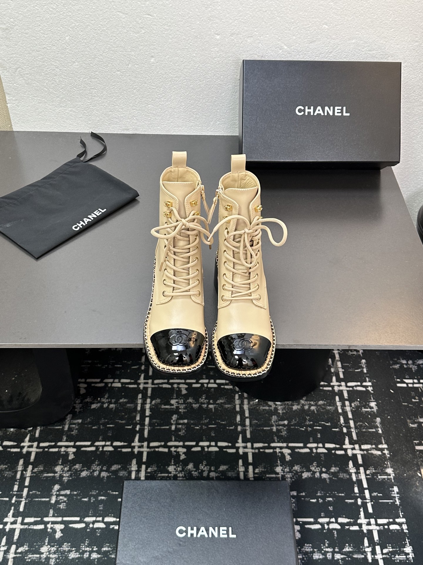NO:543507,2025 Little Flavor Short Boots, a must-have item for this autumn and winter!  !  Chanel's hot short boots in autumn and winter, Xiaohongshu is highly recommended, and it looks good no matter how you match it. It is a must-have for fashionable things. Chanel's women love simple but irresistible matching to show unique styles of dressing, free mixing and matching are shining in place and keep up with the fashionable pace of Grandma Xiang!  !  !  Exquisite details enlarge the original mold opening hardware buckle. Top version purchasing level is created★The upper is made of top layer cowhide, sheepskin footbed, genuine leather sole. Size 35-39 (ordered by 40/41), boots, chanel, boots, cowhide, sheepskin, Leather soles198609092025小香短靴,本季秋冬季必备单品！！ 香奈儿秋冬重工爆款短靴 小红书力推款,怎么搭配都好看,时髦精必备,香奈儿女士钟爱简约又难以抗拒搭配展现与众不同的穿搭风格、自由混搭闪耀到位跟紧香奶奶时尚步伐！！！精致细节放大看原版开模五金扣 顶级版本代购级别打造★鞋面采用头层牛皮,羊皮垫脚,真皮大底 码数35-39（40/41订）,靴子,chanel,boots,cowhide,sheepskin,Leather soles,Women's Shoes