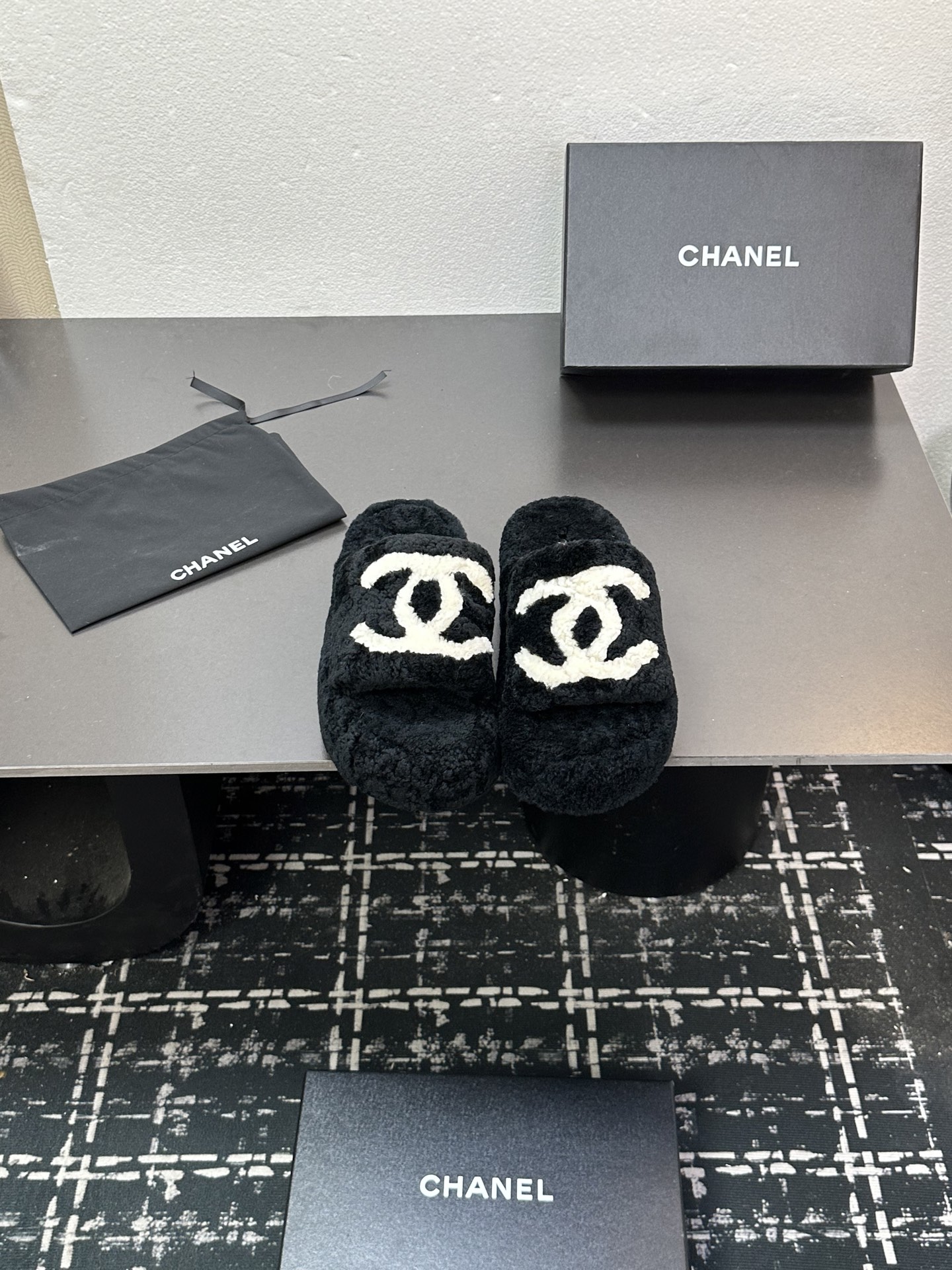 NO:543493,Chanel 25K new fur slippers!  This fleece is really cute~ Soft and fluffy fur, comfortable and warm feet! Increase height to make your legs look longer! It is casual and lazy with socks in autumn and winter. It looks beautiful and fashionable! It is so beautiful! Imported wool, delicate and soft and silky. Original open mold rubber sole Size35-39 (customized by 40/41), fleece slippers, chanel, slippers, socks19860909Chanel 25K新款毛毛拖鞋！ 这款毛拖真的是真太可爱了～ 柔软蓬松的毛毛,舒服暖脚! 增高显腿长! 秋冬搭配袜子休闲又慵懒 上脚真的好看又时髦!美腻美爆了! 进口羊毛,手感细腻柔软丝滑 原版开模橡胶底 Size35-39（40/41定制）,毛毛鞋拖鞋,chanel,slippers,socks,Women's Shoes