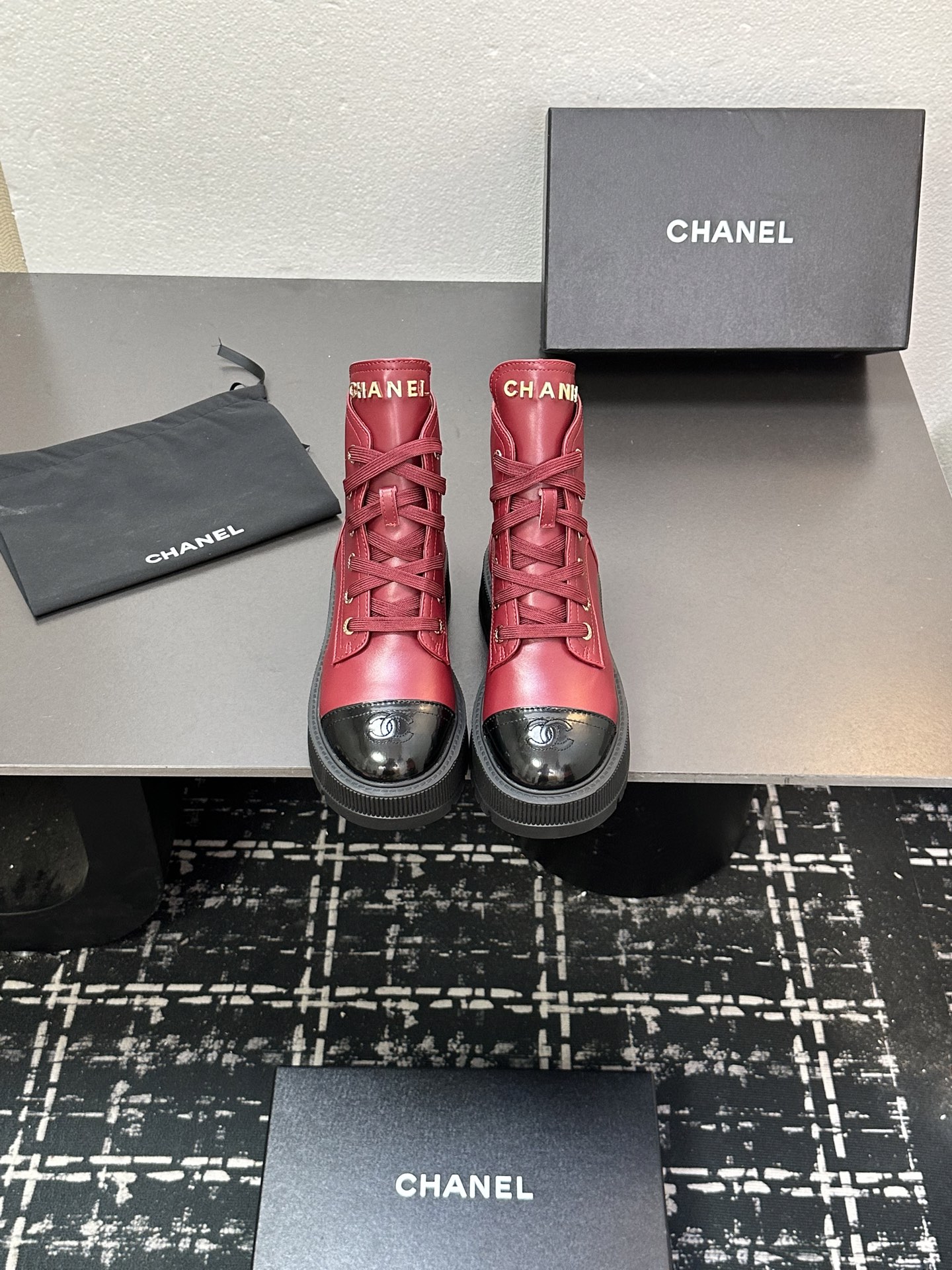 NO:612596,Xiaoxiang short boots, a must-have item for autumn and winter this season!  !  Chanel's autumn and winter heavy industry popular short boots are highly recommended by Xiaohongshu. They look good no matter how you match them. They are a must-have for fashion. Ms. Chanel loves simple and irresistible combinations to show her unique dressing style. She can mix and match freely to shine and follow the fashionable steps of her grandma!  !  !  Enlarge the exquisite details to see the original molded hardware buckle. The top version is made at the purchasing level★The upper is made of first-layer cowhide, sheepskin feet, and rubber outsole. Size 35-39 (order 40/41). Lychee pattern cowhide surface, boots, chanel, boots, cowhide, sheepskin19860909小香短靴,本季秋冬季必备单品！！ 香奈儿秋冬重工爆款短靴 小红书力推款,怎么搭配都好看,时髦精必备,香奈儿女士钟爱简约又难以抗拒搭配展现与众不同的穿搭风格、自由混搭闪耀到位跟紧香奶奶时尚步伐！！！精致细节放大看原版开模五金扣 顶级版本代购级别打造★鞋面采用头层牛皮,羊皮垫脚,橡胶大底 码数35-39（40/41订） 荔枝纹 牛皮面,靴子,chanel,boots,cowhide,sheepskin,Women's Shoes