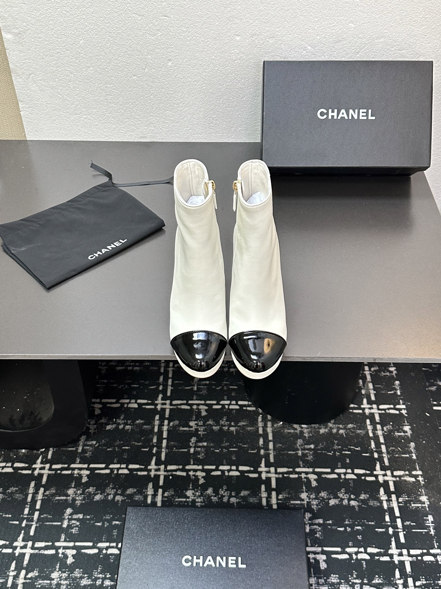 NO:543502,2025 Little Flavor Short Boots, a must-have item for this autumn and winter!  !  Chanel's hot short boots in autumn and winter, Xiaohongshu is highly recommended, and it looks good no matter how you match it. It is a must-have for fashionable things. Chanel's women love simple but irresistible matching to show unique styles of dressing, free mixing and matching are shining in place and keep up with the fashionable pace of Grandma Xiang!  !  !  Exquisite details enlarge the original mold opening hardware buckle. Top version purchasing level is created★The upper is made of top layer cowhide, sheepskin footbed, genuine leather sole. Size 35-39 (ordered by 40/41), boots, chanel, boots, cowhide, sheepskin, Leather soles198609092025小香短靴,本季秋冬季必备单品！！ 香奈儿秋冬重工爆款短靴 小红书力推款,怎么搭配都好看,时髦精必备,香奈儿女士钟爱简约又难以抗拒搭配展现与众不同的穿搭风格、自由混搭闪耀到位跟紧香奶奶时尚步伐！！！精致细节放大看原版开模五金扣 顶级版本代购级别打造★鞋面采用头层牛皮,羊皮垫脚,真皮大底 码数35-39（40/41订）,靴子,chanel,boots,cowhide,sheepskin,Leather soles,Women's Shoes