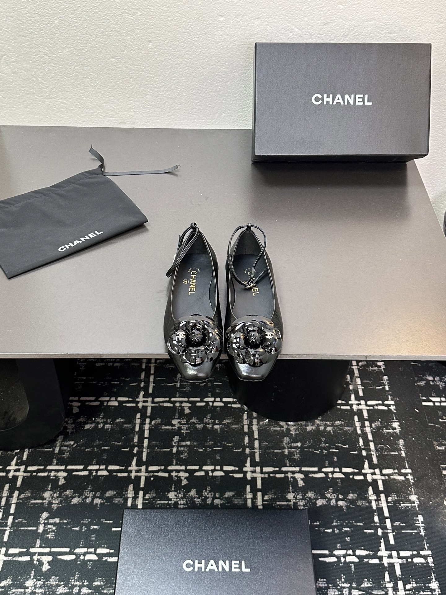 NO:612591,2025★★★★★ Many celebrities and internet celebrities are on their feet, a versatile series that has been popular among domestic and foreign bloggers. It is the must-have sandals for spring and summer wardrobes. Exclusive to the rhombus design house. Upper sheepskin lining: Imported crystal sheepskin lining. Original molded custom leather outsole. Shoe size: 35-39 (40, 41, custom-made, non-returnable). Delivery of luxurious and latest counters with simultaneous packaging, single shoes, chanel, sheepskin, leather.  soles198609092025★★★★★ 众多明星网红上脚,国内外博主刷爆的一个百搭系列,春夏衣橱搭配必备 凉拖首选.菱格设计香家专属 鞋面羊皮  内里: 进口水晶羊皮内里 大底原版开模定制真皮大底 鞋码: 35-39（40、41、定做不退换） 配送豪华最新专柜同步包装,单鞋,chanel,sheepskin,Leather soles,Women's Shoes