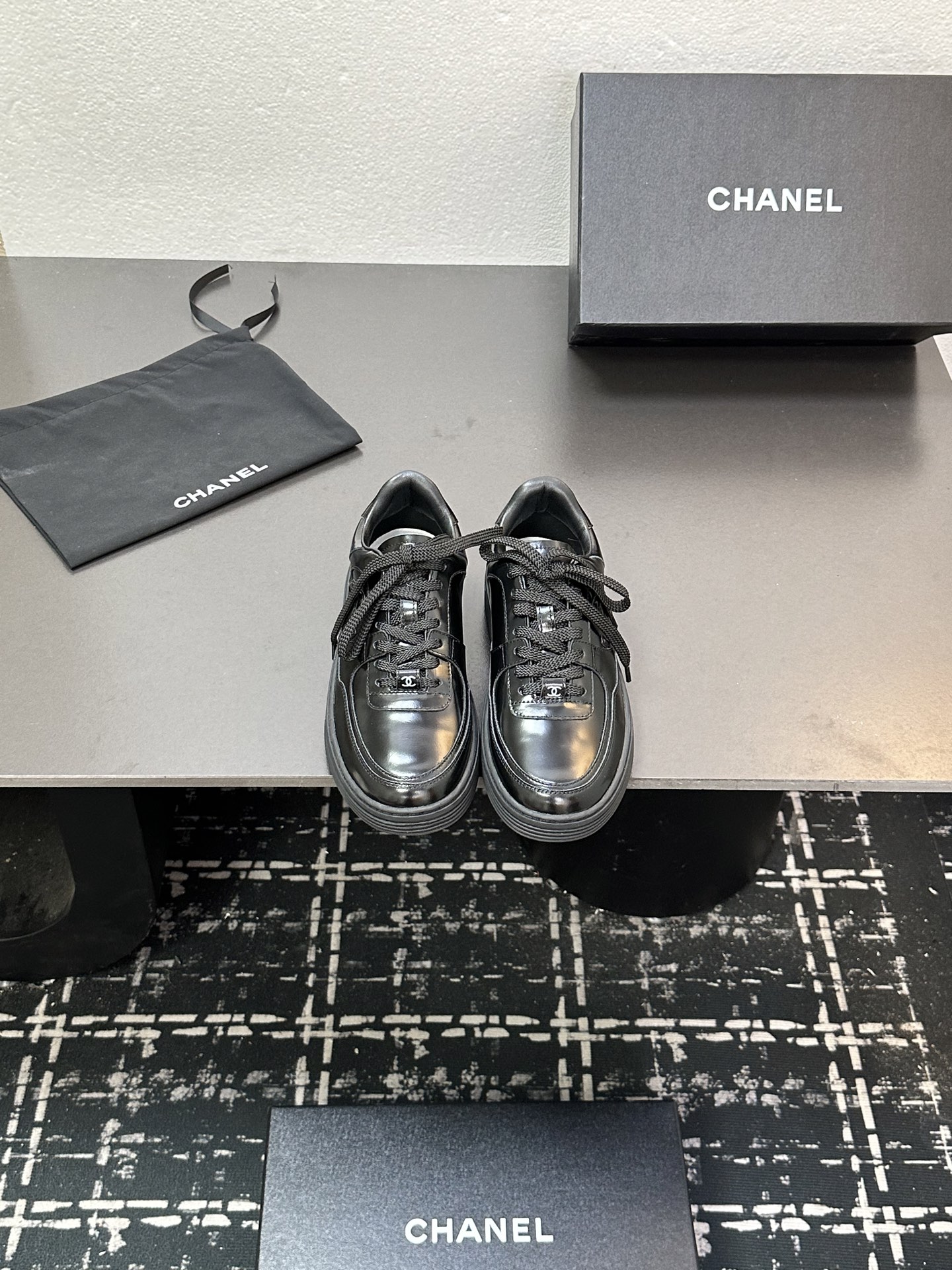 NO:612587,Chanel 2025 new Chanel Xiaoxiang small square toe camellia bow low-heeled shoes, playful and a little mature, high-end, look younger and more elegant!  Sheepskin upper, sheepskin lining, heel height 3.5cm, Italian genuine leather outsole, size 35-39 (40, 41 customized, non-returnable), casual shoes/sports shoes, chanel, chanel, sneakers, sheepskin, Leather soles19860909Chanel2025新款香奈儿小香小方头山茶花蝴蝶结低跟单鞋,俏皮中又有点轻熟的高级,穿起来减龄又有气质！ 鞋面羊皮 内里羊皮内里 跟高3.5cm 鞋底意大利真皮大底 码数35-39（40,41定制不退换),休闲鞋/运动鞋,chanel,chanel,sneakers,sheepskin,Leather soles,Women's Shoes