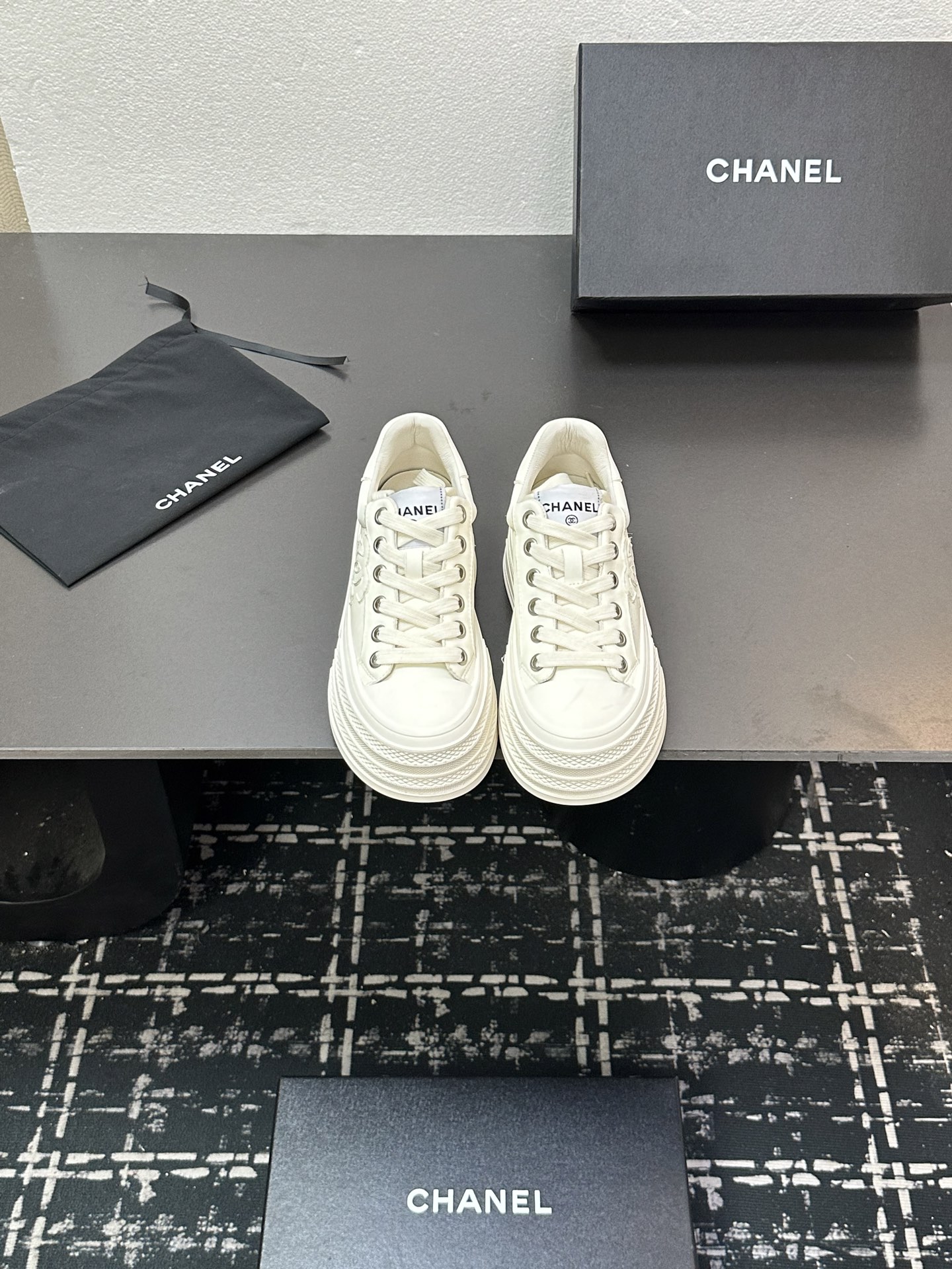 NO:612582,Chanel Chanel's new cowhide thick-soled biscuit shoes, panda shoes, white shoes, hotly recommended by Internet celebrity Xiaohongshu, slimming and long legs, good appearance, comfortable and taller, minimalist style, cowhide fabric, water-dyed cowhide foot pads, original open mold high elastic rubber platform sole, Size35-39 40, casual shoes/sports shoes, chanel, chanel, sneakers, cowhide19860909Chanel香奈儿新款牛皮面厚底饼干鞋熊猫鞋小白鞋 网红明星小红书狂追热推 显瘦显腿长 高颜值舒适增高 极简的风格 牛皮面料 水染牛皮垫脚原版开模高弹橡胶松糕大底 Size35-39 40定,休闲鞋/运动鞋,chanel,chanel,sneakers,cowhide,Women's Shoes