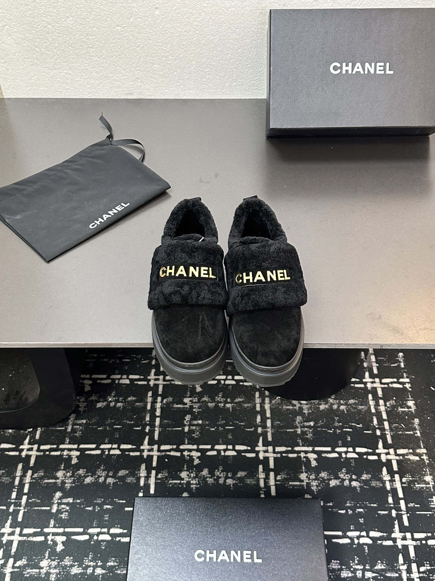 NO:612575,AW counter's latest CHANEL Chanel small fragrance chanel autumn and winter style genuine wool thick-soled warm shoes and single shoes series. Super style and warm fashion. There are many Internet celebrity street photos and various looks. The original version was purchased in Italy and developed 'authentic' top version. Material: original top-layer frosted cowhide fabric. Inner: imported thickened wool warm and comfortable lining/pad. Outsole: original non-slip bottom, bottom thickness 3 cm Size: 35～39 (non-refundable and non-exchangeable on 34.40.41), boots and loafers, chanel, chanel, loafers, boots, cowhide19860909AW专柜最新 CHANEL香奈儿小香风chanel秋冬款真羊毛厚底保暖鞋单鞋系列 超級有范又保暖时尚超多网红明星街拍各种ｌｏｏｋ意大利入购原版开发「正品級」顶级版本. 材质: 原版頂級头层磨砂牛皮面料. 内里: 进口加厚羊毛保暖适舒里/垫. 大底: 原版防滑底 ,底厚3厘米 Size: 35～39（34.40.41不退不换）,靴子乐福鞋,chanel,chanel,loafers,boots,cowhide,Women's Shoes