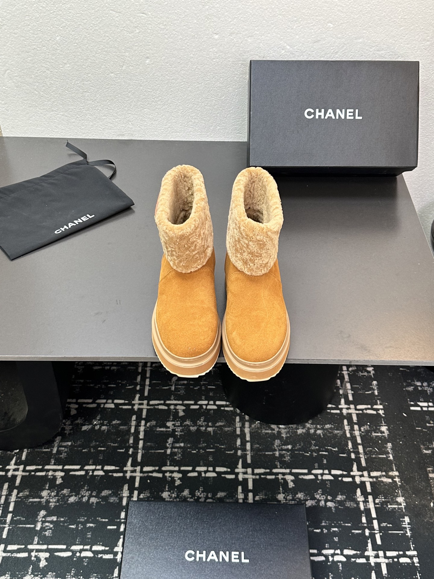 NO:612578,AW counter's latest CHANEL Chanel Autumn and Winter style genuine wool snow boots short boots series. Super style and warm fashion. There are many internet celebrity street photos and various looks. The original version was purchased in Italy to develop the 'authentic' top version. Material: Original top-grade frosted cowhide fabric. Inner: Imported thickened wool to keep warm and comfortable lining/pad. Outsole: Original non-slip bottom, bottom thickness 3 cm Size: 35～39 (non-refundable and non-exchangeable on 34.40.41), boots and loafers, chanel, chanel, loafers, boots, cowhide19860909AW专柜最新 CHANEL香奈儿小香风chanel秋冬款真羊毛雪地靴短靴系列 超級有范又保暖时尚超多网红明星街拍各种ｌｏｏｋ意大利入购原版开发「正品級」顶级版本. 材质: 原版頂級头层磨砂牛皮面料. 内里: 进口加厚羊毛保暖适舒里/垫. 大底: 原版防滑底 ,底厚3厘米 Size: 35～39（34.40.41不退不换）,靴子乐福鞋,chanel,chanel,loafers,boots,cowhide,Women's Shoes