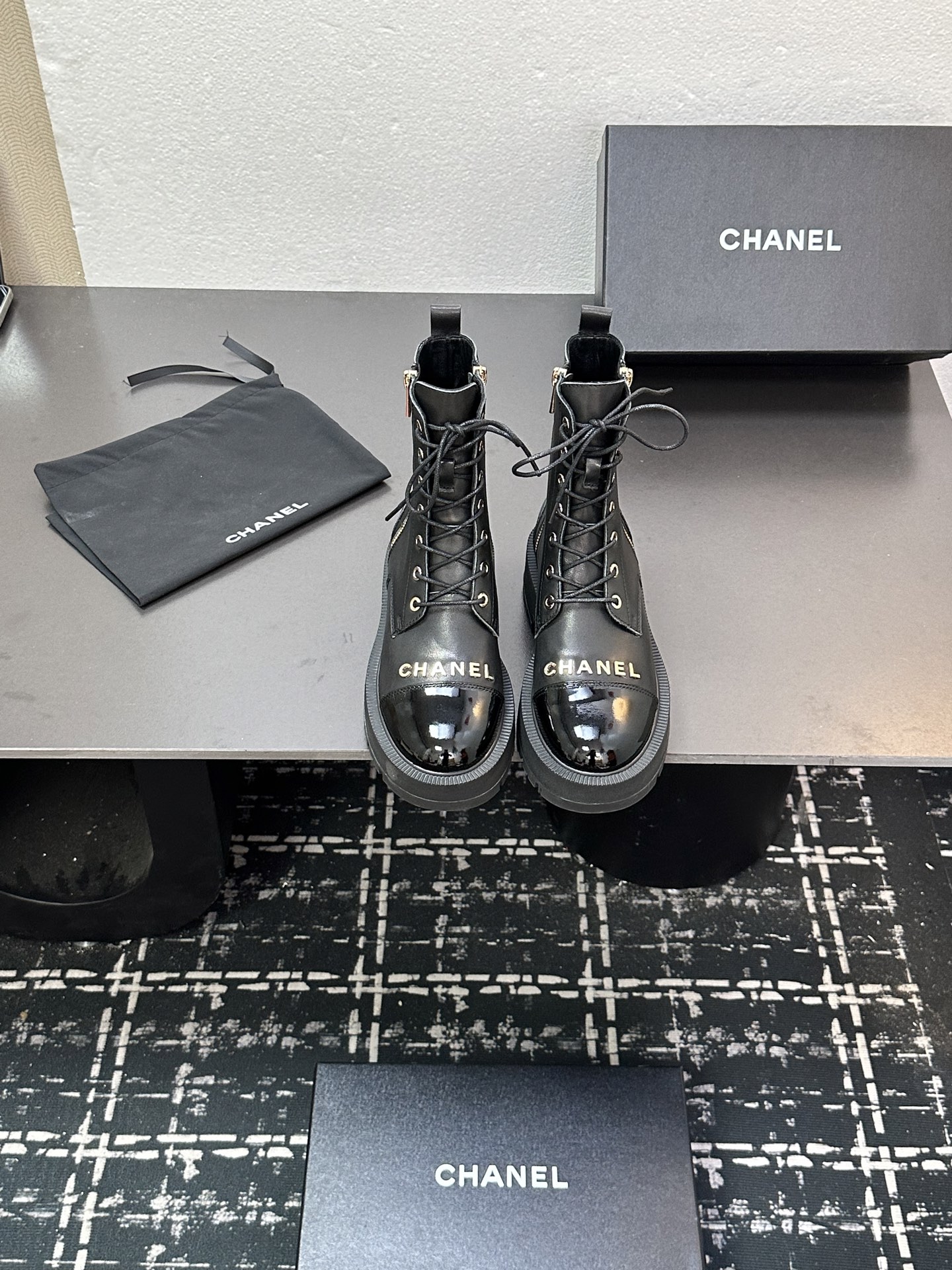 NO:612602,Chanel's new letter double zipper, inner and outer zipper splicing short boots, high version shipped, the version is also fragrant, the basic version of Martin boots, super soft against the skin, imported calfskin upper, sheepskin lining feet, original rubber outsole Size35-40, boots, chanel, chanel, boots, cowhide, sheepskin19860909Chanel新款字母双拉链 内外拉链拼接短靴 高版本出货 版型也香家马丁靴基础版型 超级柔软的贴肤感 进口小牛皮鞋面 羊皮内里垫脚 原版橡胶大底 Size35-40,靴子,chanel,chanel,boots,cowhide,sheepskin,Women's Shoes