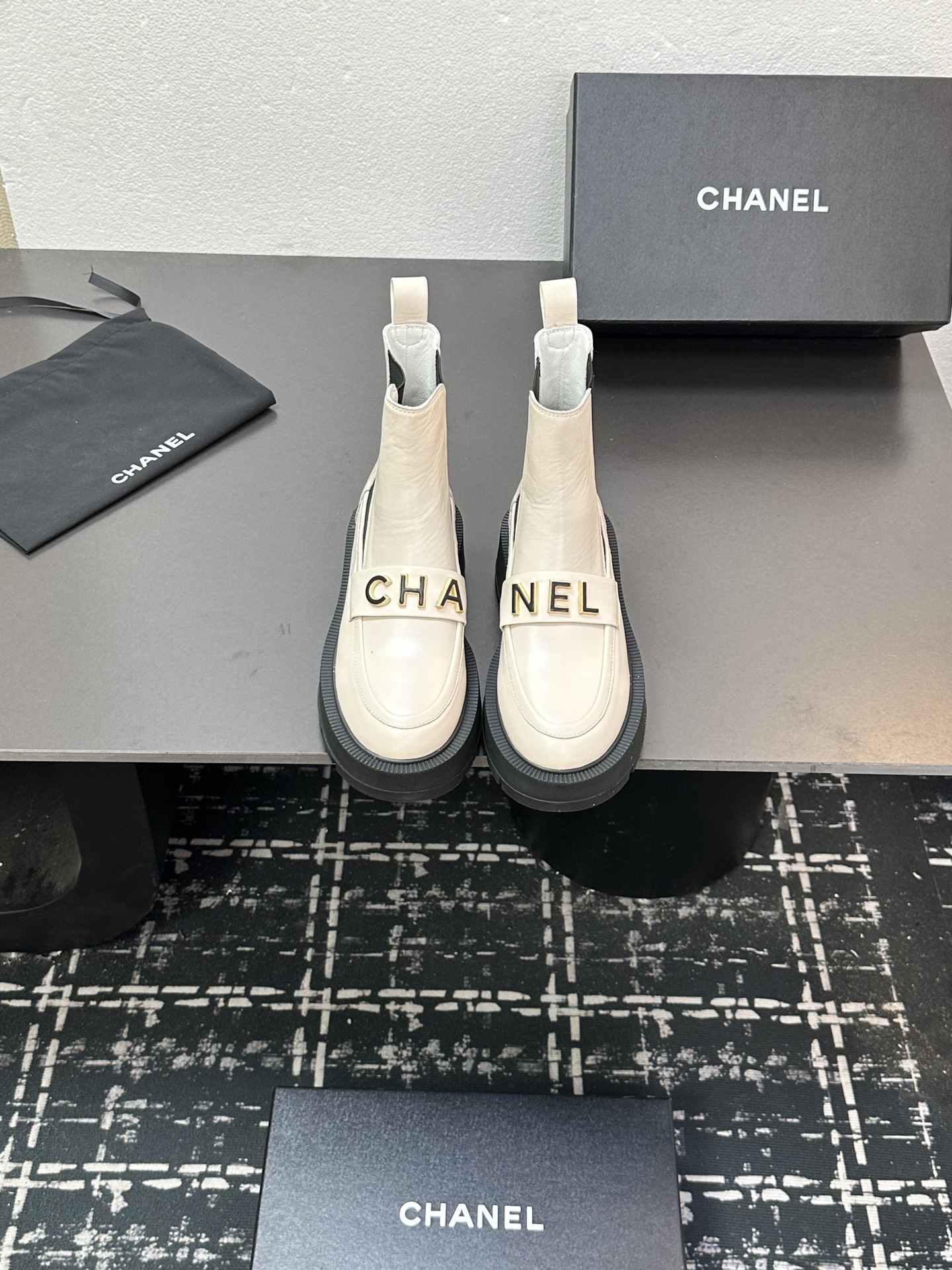 NO:612570,2025 Xiaoxiang short boots, a must-have item for this autumn and winter!  !  Chanel's autumn and winter heavy industry popular mesh boots are highly recommended by Xiaohongshu. They look good no matter how you match them. They are a must-have for fashion. Ms. Chanel loves simplicity and is irresistible to match them to show her unique dressing style. She can mix and match freely to shine and keep up with the fashionable steps of her grandma!  !  !  Enlarge the exquisite details to see the original molded hardware buckle. The top version is made at the purchasing level. ★The upper is made of first-layer cowhide, sheepskin feet, and rubber outsole. Size 35-39 (order 40/41), boots, chanel, boots, cowhide, sheepskin198609092025小香短靴,本季秋冬季必备单品！！ 香奈儿秋冬重工爆款网靴 小红书力推款,怎么搭配都好看,时髦精必备,香奈儿女士钟爱简约又难以抗拒搭配展现与众不同的穿搭风格、自由混搭闪耀到位跟紧香奶奶时尚步伐！！！精致细节放大看原版开模五金扣 顶级版本代购级别打造★鞋面采用头层牛皮,羊皮垫脚,橡胶大底 码数35-39（40/41订）,靴子,chanel,boots,cowhide,sheepskin,Women's Shoes