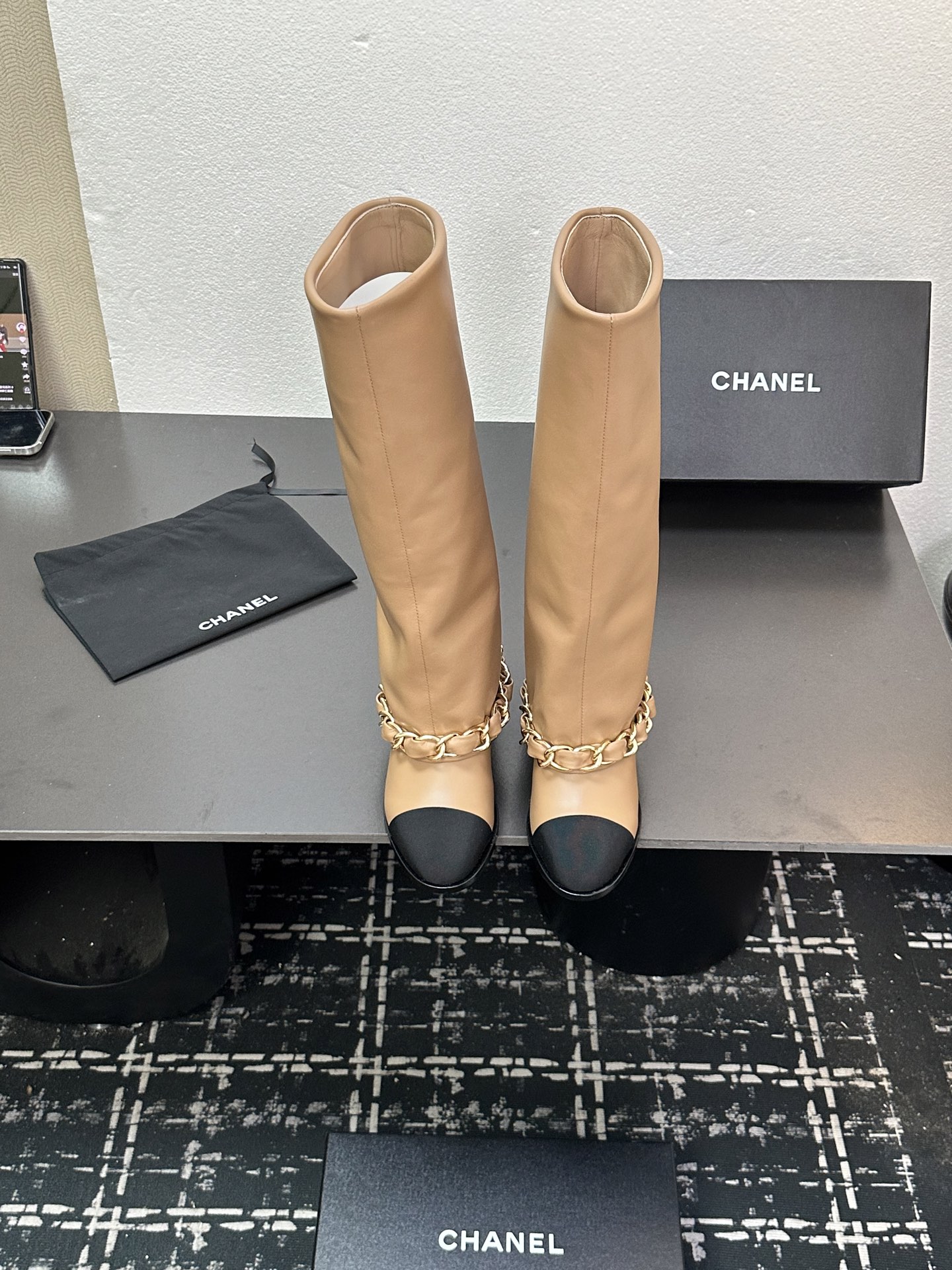 NO:612599,Chanel 25K new chain knight boots are timeless classics, an evergreen series item in the shoe cabinet. Generally, you can buy more boots of this type~ It has the temperament of a lady and has a casual retro style. The small round toe splicing design has a very well controlled arc. It is not a rigid and sharp shoe shape. It should be soft, harmonious, durable and high-quality. The upper is customized with original lambskin, which is very soft, comfortable and not tight. The lining is imported sheepskin.  Ultra-fine foot feel and 100% comfort. Italian leather outsole with high safety performance. Heel height 7cm. Thick heel design. Visual elongation ratio~ Size35-39 (40/41 customization is non-returnable and non-exchangeable), boots, chanel, boots, sheepskin, Leather soles19860909Chanel 25K新款链条骑士靴 永恒的经典 鞋柜里常青的系列单品 一般碰到这个类型的靴子可以多入哦～ 具有名媛气质 又带着一丝不经意的小复古 小小圆头拼接设计 弧度把控的非常到位 不是呆板尖锐的鞋型 它要柔和谐 耐看有品 鞋面定制原版小羊皮 非常柔软舒适不紧绷 内里进口羊皮 超细腻脚感舒适度百分百 意大利真皮大底 安全性能高 跟高7cm 粗跟设计 视觉拉长比例哦～ Size35-39（40/41定制不退不换）,靴子,chanel,boots,sheepskin,Leather soles,Women's Shoes