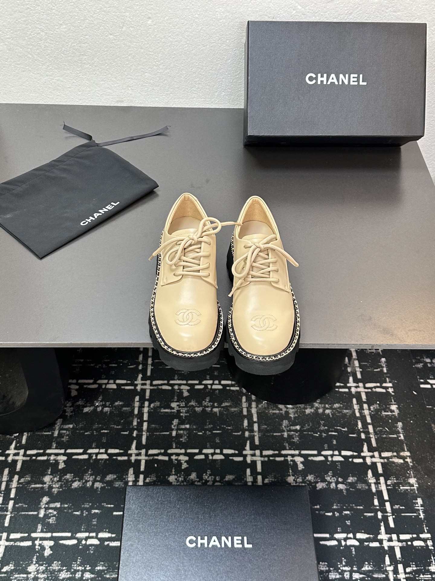 NO:612594,Chanel Chanel's new cowhide thick-soled biscuit shoes, panda shoes, white shoes, hotly recommended by Internet celebrity Xiaohongshu, slimming and lengthening legs, good appearance, comfortable and taller, minimalist style, cowhide fabric, water-dyed cowhide foot pads, original open molded high-elastic rubber platform soles, Size 35-39, 40, loafers, chanel, chanel, loafers, cowhide19860909Chanel香奈儿新款牛皮面厚底饼干鞋熊猫鞋小白鞋 网红明星小红书狂追热推 显瘦显腿长 高颜值舒适增高 极简的风格 牛皮面料 水染牛皮垫脚原版开模高弹橡胶松糕大底 Size35-39 40定,乐福鞋,chanel,chanel,loafers,cowhide,Women's Shoes