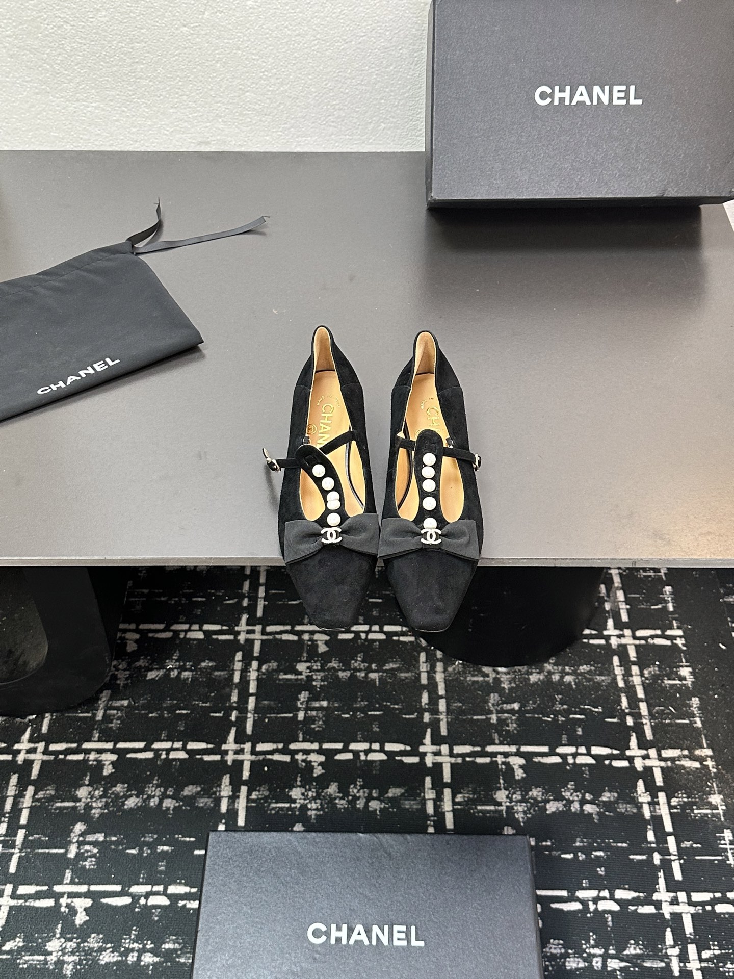 NO:461047,chane* Xiaoxiang C Home 2025 S New Early Autumn Style Xiaoxiang Home's most popular pointed-toe single shoes this year. It's hard to find any shoes in the counter. Point-toe design. Cute and cute. It's a sweet girl when worn. It's really special and fashionable. The smooth shoe shape is full of high-end feeling. At this moment, I've imagined countless outfits. Customized sheepskin upper, imported Australian sheepskin sole, Italian leather sole. Size: 35-39 (40 41 custom made without return and exchange!), single shoes, chanel, chanel, sheepskin19860909chane*小香C家2025 S 早秋新款 小香家今年最火的尖头单鞋 专柜根本一鞋难求 尖头设计 呆萌可爱 穿起来就是甜美女孩 真的特别又时尚 流畅的鞋型满满的高级感  此刻脑补无数个穿搭 鞋面定制羊皮 内里垫脚进口澳洲羊皮 鞋底意大利真皮底 Size:35-39(40 41定做不退换！）,单鞋,chanel,chanel,sheepskin,Women's Shoes