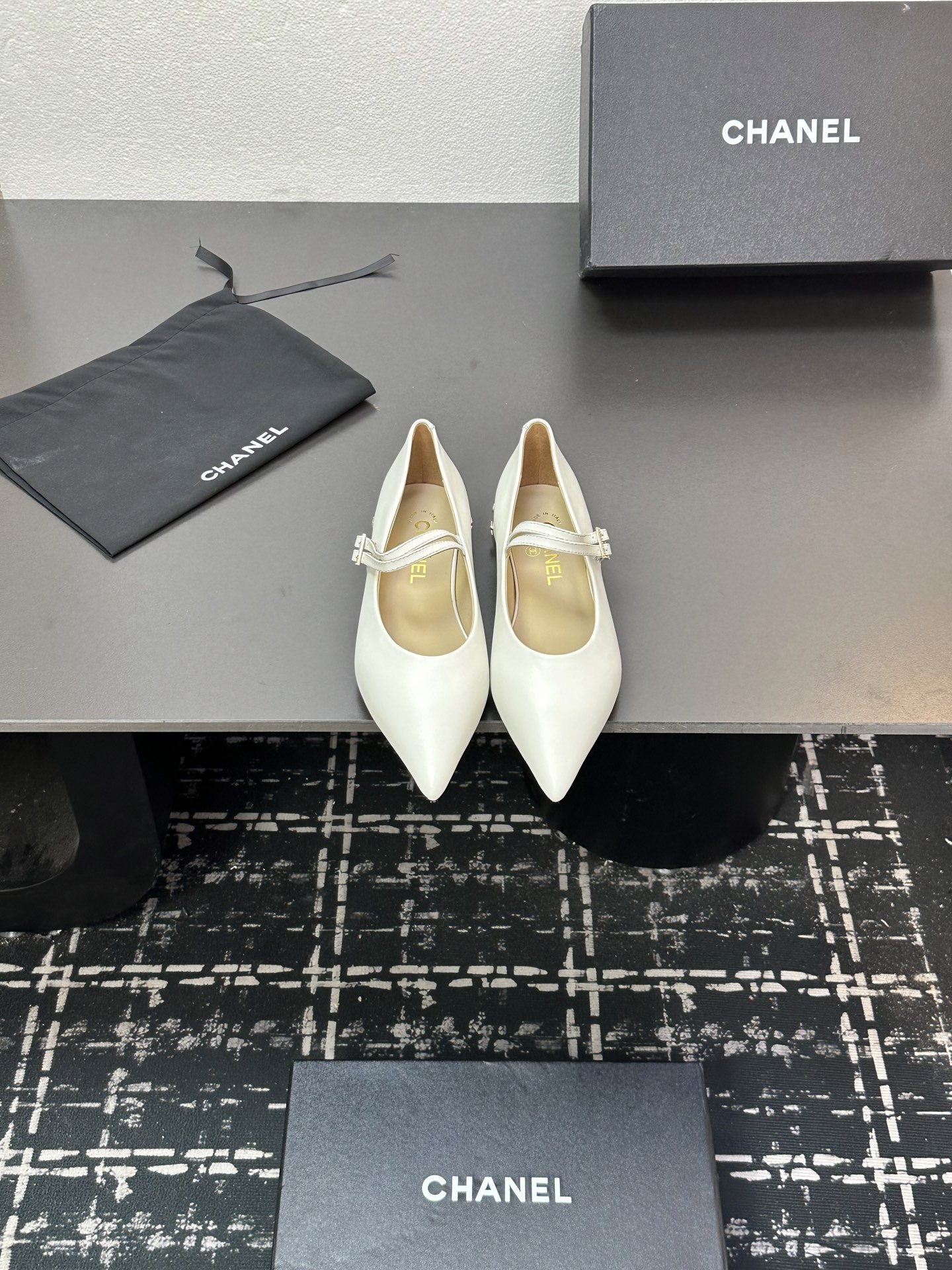 NO:612585,chane* Xiaoxiang C's 2025 S early autumn new style Xiaoxiang's most popular pointy-toe shoes this year. It's hard to find one in the counter. The pointy-toe design is cute and cute. It looks like a sweet girl when you wear it. It's really special and fashionable. The smooth shoe shape is full of high-end. I can think of countless outfits at the moment. Customized sheepskin upper, imported Australian sheepskin lining, Italian genuine leather sole Size: 35-39 (40  41 Customized items are non-returnable! ), single shoes, chanel, chanel, sheepskin19860909chane*小香C家2025 S 早秋新款 小香家今年最火的尖头单鞋 专柜根本一鞋难求 尖头设计 呆萌可爱 穿起来就是甜美女孩 真的特别又时尚 流畅的鞋型满满的高级感  此刻脑补无数个穿搭 鞋面定制羊皮 内里垫脚进口澳洲羊皮 鞋底意大利真皮底 Size:35-39(40 41定做不退换！）,单鞋,chanel,chanel,sheepskin,Women's Shoes