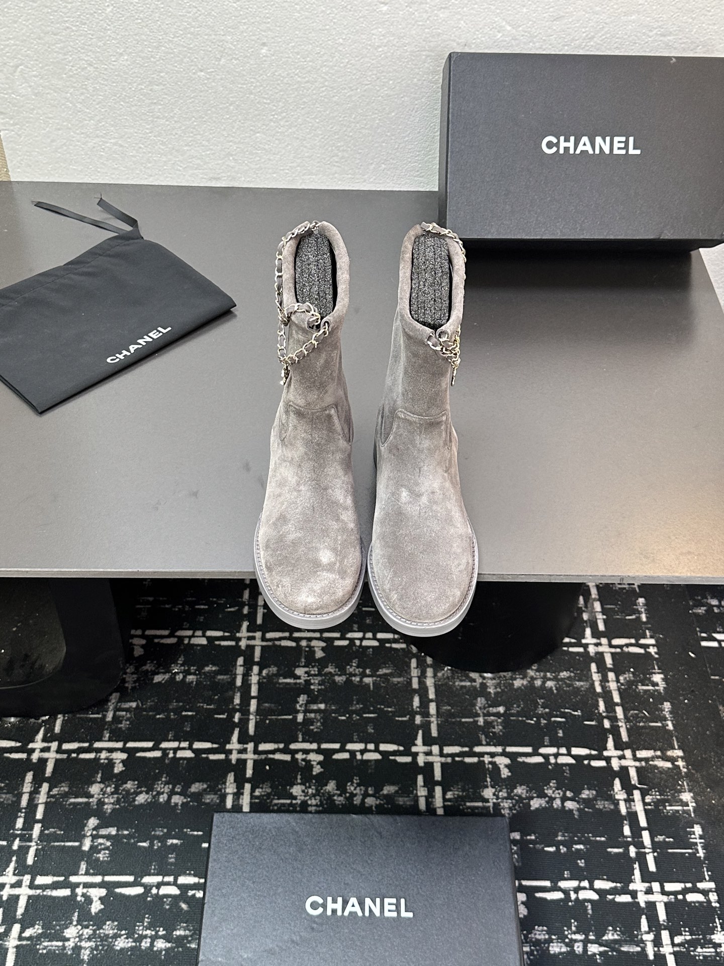 NO:461039,CHANEL CHANEL Xiaoxiang 25B autumn and winter new four-leaf clover double C chain boot boots The iconic double C elements and lucky four-leaf clover are cleverly combined. The decoration of the chain adds a sense of casualness and unruly to the boots. When walking, the chain sways gently, exudes a unique charm. The design of the short boots is simple and elegant. The right height of the boots can modify the ankle lines and show the elegance and ability of women. The long boots show the atmosphere and nobility. Not only is it warm and full of aura, it easily becomes the focus of attention. Whether it is a casual and fashionable daily style with jeans or a dress, attending important occasions, the fabric is made of cowhide or matte cowhide, the inner foot pads are made of sheepskin material, imported genuine leather sole from Italy, the boots are 19cm high and 35cm barrel circumference  size35-39 (customized on 40/41), boots, chanel, chanel, boots, skirts, jeans, cowhide, sheepskin, Leather soles19860909CHANEL香奈儿小香25B秋冬新品四叶草双C 链条靴子短靴 标志性的双C元素与幸运的四叶草巧妙结合 链条的装饰为靴子增添了一份随性与不羁 在行走间 链条轻轻晃动 散发着独特的魅力. 短靴的设计简洁大方 恰到好处的靴筒高度 能够修饰脚踝线条 展现出女性的优雅与干练. 而长靴则尽显大气与高贵 不仅保暖 气场十足 轻松成为众人瞩目的焦点. 无论是搭配牛仔裤打造休闲时尚的日常造型 还是与连衣裙组合 出席重要场合 面料采用牛皮或磨砂牛皮 内里垫脚均为羊皮材质 意大利进口真皮大底 靴筒高19cm桶围35cm size35-39（40/41定制）,靴子,chanel,chanel,boots,skirts,jeans,cowhide,sheepskin,Leather soles,Women's Shoes