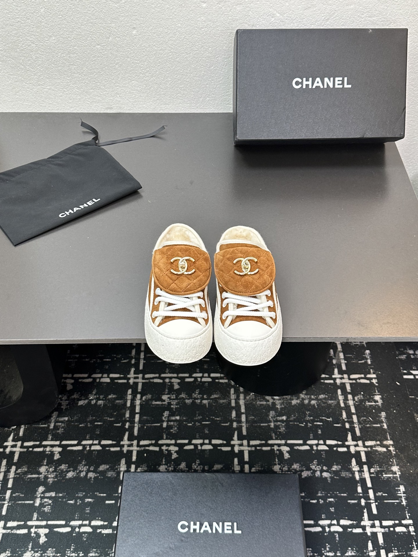 NO:461031,2025 autumn and winter new Chane* small fragrant school bag buckle casual shoes imported cashmere slippers semi-wrapped fur shoes. When you change into this school bag buckle fur shoes, you feel that your whole mood is super nice~ Keep your feet unbound. This shoe is your best partner for exploring the world!  Imported cashmere face with upper, original genuine wool lining, original wear-resistant rubber outsole, size 35-41 (40 41 custom made without return), casual shoes/sports shoes, chanel, sneakers, slippers198609092025秋冬新款Chane*小香书包扣休闲鞋进囗羊绒面拖鞋半拖毛毛鞋 换上这款书包扣毛毛鞋,感觉整个人心情都超级nice～让你的脚掌不被束缚 这鞋子是你探索世界的最佳伙伴！ 鞋面进囗羊绒面 内里原版真羊毛里 鞋底原版耐磨橡胶大底 码数35-41(40 41定制不退换）,休闲鞋/运动鞋,chanel,sneakers,slippers,Women's Shoes