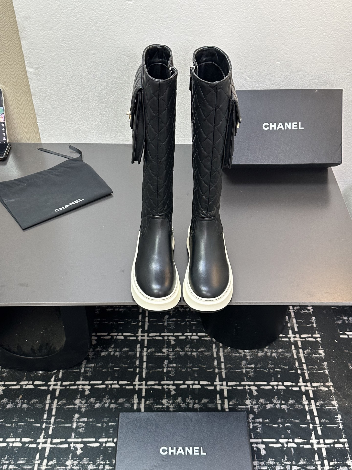 NO:461021,CHANEL 2025s autumn and winter series thick-soled high-soled boots, the two styles of high tube and short simplicity are made of imported cowhide, with an external height of 5cm, which makes the legs look longer. The boots are made of Chanel's classic diamond pattern, plus a small bag that can be opened to fit small things. Xiao Meimei especially likes it. This is a popular style created by Chanel this autumn and winter. With the traditional inner zipper, it is easy to wear and is super comfortable. This autumn and winter must-have. The upper material is imported cowhide with diamond microfiber, washed denim. Consistently authentic. The original Italian TPU foamed sole. Size: 35-40 (40 custom made without return or replacement), boots, chanel, chanel, boots, cowhide19860909CHANEL 2025s秋冬系列厚底高短靴,高筒和矮简两款分别用进囗牛皮打造,外增高度5cm超显腿长, 靴简沿用了香奈儿的经典菱格纹,加上可打开装小东西的小包包,小美美特别喜欢,这是香奈儿今年秋冬打造的爆款,加上传统内侧拉链,容易上脚,超级舒服,今年秋冬必备款  鞋面材质进囗牛皮配菱格超纤,水洗牛仔布 一致正品 大底原版意大利TPU发泡大底 码数:35-40(40定做不退不换),靴子,chanel,chanel,boots,cowhide,Women's Shoes
