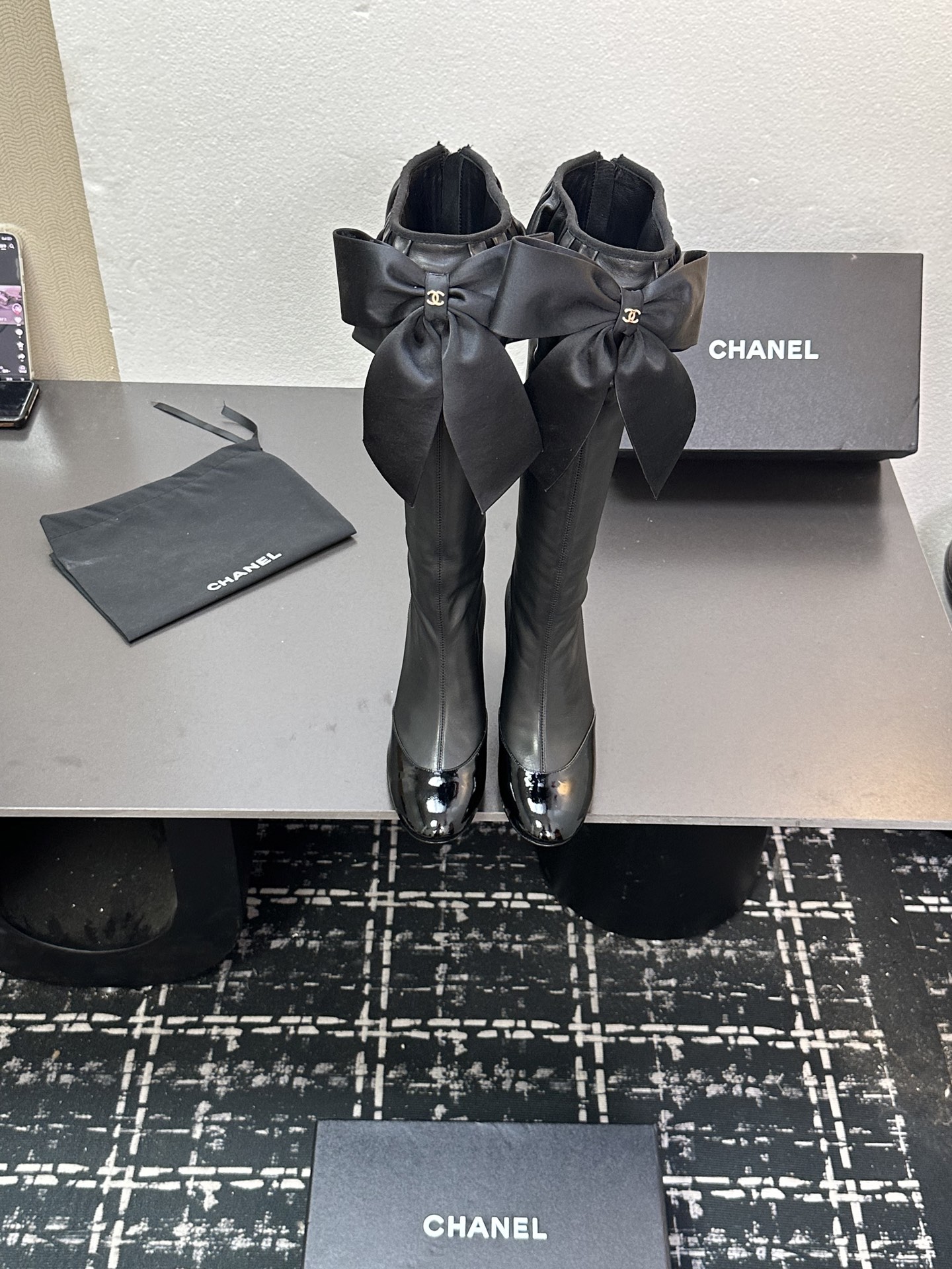 NO:461086,25Ss new Chanel Chanel small fragrance big bow thick heel spliced ​​long boots high boots a magic shoe full of fragrance, this year's popular bow decoration and classic combination, high-end ladylike temperament, and thousands of shoes, for office workers, comfort and versatility are the most important. Imported fabric cowhide inner sheepskin inner sole genuine leather sole high heel 8cm size 35-39 (40, 41 customization without return), boots, chanel, chanel, chanel, boots, cowhide, sheepskin, Leather soles1986090925Ss新款Chanel香奈儿小香大蝴蝶结粗跟高跟拼接长靴高靴 一款充满香家气息的神鞋,今年爆火的蝴蝶结装饰搭配经典,高级的淑女气质 鞋子千千万,对于上班族来说,舒适和百搭最重要. 面料进口牛皮 内里羊皮内里 鞋底真皮大底 跟高高跟8cm 码数35-39（40,41定制不退换）,靴子,chanel,chanel,chanel,boots,cowhide,sheepskin,Leather soles,Women's Shoes