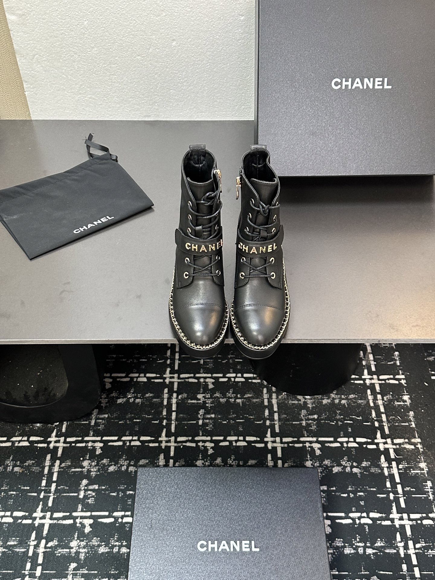 NO:461079,2025 Little Flavor Short Boots, a must-have item for this autumn and winter!  !  Chanel's hot-formed Knight Boots in autumn and winter, Xiaohongshu is highly recommended, and it looks good no matter how you match it. It is a must-have for fashionable things. Chanel's women love simple but irresistible matching to show unique styles of dressing, free mixing and matching shines in place and keep up with the fashionable pace of Grandma Xiaoxiang!  !  !  Exquisite details enlarge the original mold opening hardware buckle. Top version purchasing level is created★The upper is made of top layer cowhide, sheepskin footbed, genuine leather sole. Size 35-39 (ordered by 40/41), boots, chanel, boots, cowhide, sheepskin, Leather soles198609092025小香短靴,本季秋冬季必备单品！！ 香奈儿秋冬重工爆款骑士靴 小红书力推款,怎么搭配都好看,时髦精必备,香奈儿女士钟爱简约又难以抗拒搭配展现与众不同的穿搭风格、自由混搭闪耀到位跟紧香奶奶时尚步伐！！！精致细节放大看原版开模五金扣 顶级版本代购级别打造★鞋面采用头层牛皮,羊皮垫脚,真皮大底 码数35-39（40/41订）,靴子,chanel,boots,cowhide,sheepskin,Leather soles,Women's Shoes