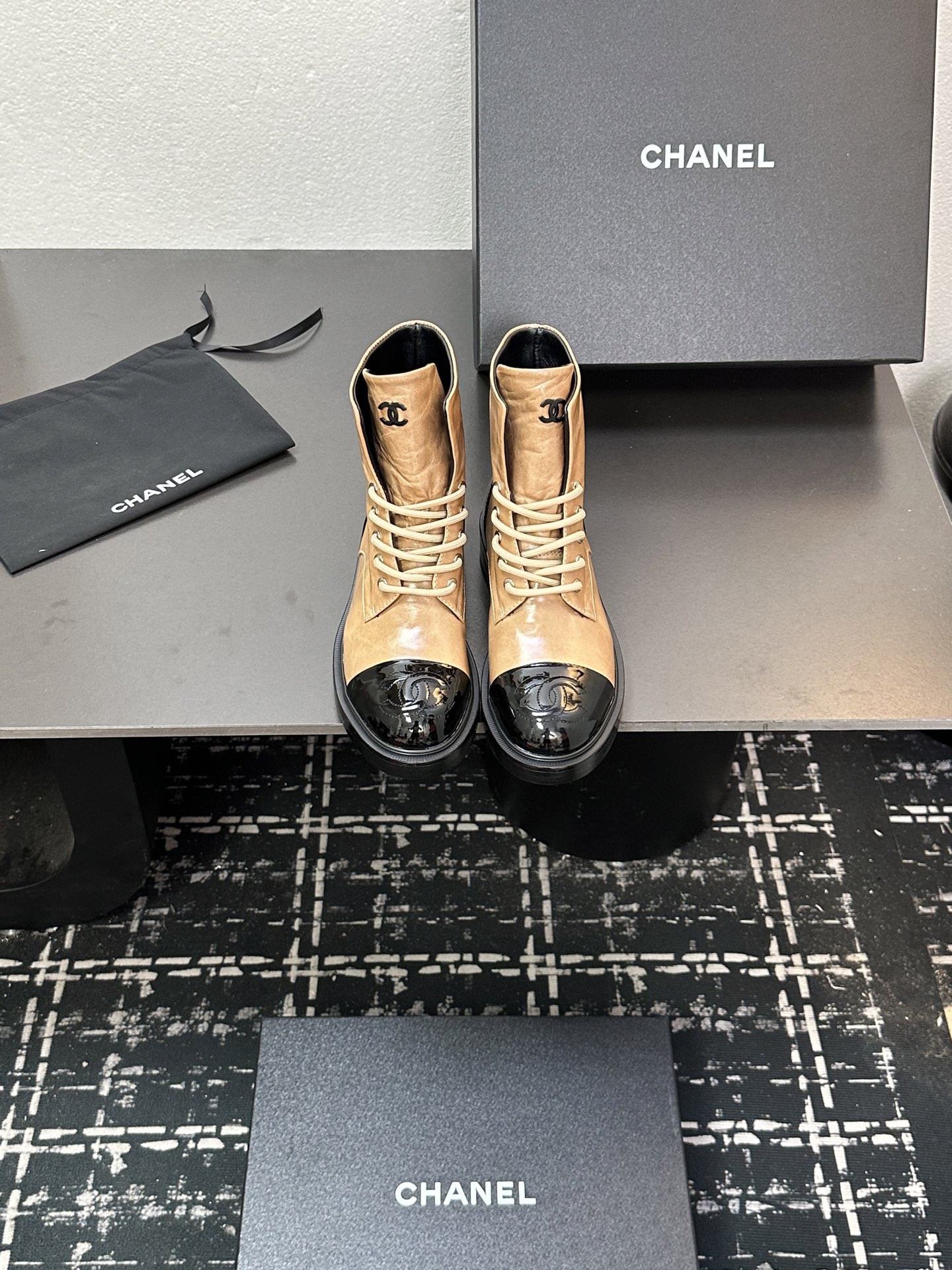 NO:461073,CHANEL Xiaoxiang 2025 Chanel autumn and winter sheepskin short boots lace-up lace-up Martin boots. The style is also the basic version of Xiangjia Martin boots, neat and handsome. The upper is made of oil-skinned cowhide, which is super soft and skin-soft, quite broad and full, and handsome!  The inside is soft and water-dyed lambskin!  Original leather sole Exclusive Top quality 35-39. 40 custom made, boots, chanel, chanel, chanel, boots, cowhide, sheepskin, Leather soles19860909CHANEL小香2025香奈儿秋冬羊皮短靴系带系带马丁靴新品 版型也香家马丁靴基础版型,利落帅气 鞋面用了油皮牛皮,超级柔软的贴肤感,挺阔饱满,帅气拿捏！ 内里柔软水染小羊皮！ 鞋底原版真皮大底 独家 顶级精品35-39. 40定做,靴子,chanel,chanel,chanel,boots,cowhide,sheepskin,Leather soles,Women's Shoes