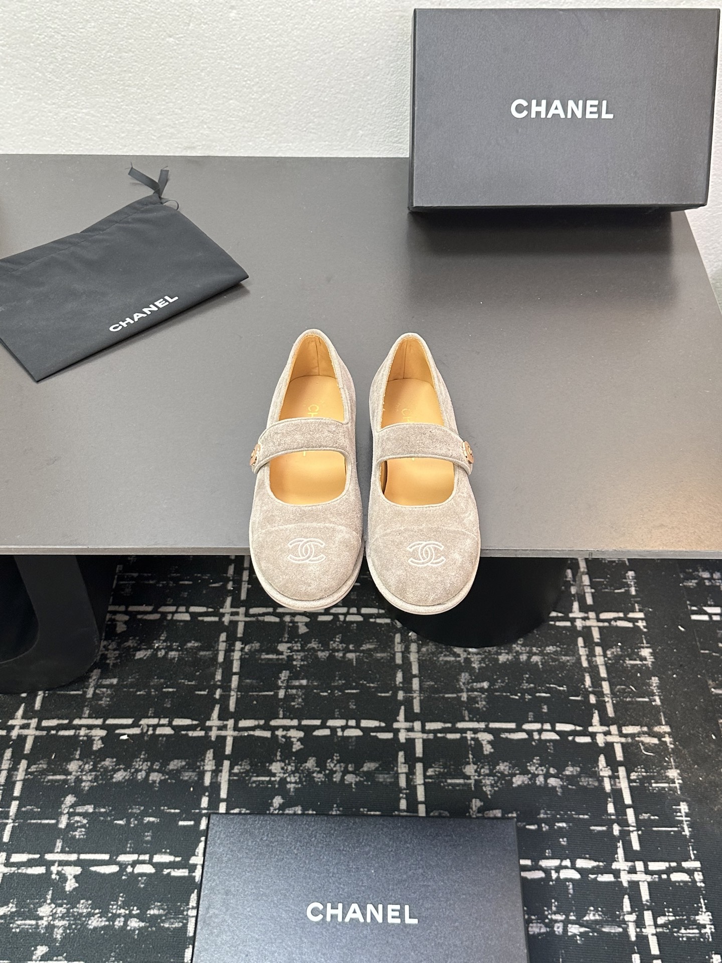 NO:467765,2025★★★★★★ Many celebrities are here to watch, a versatile series that domestic and foreign bloggers are popular, a must-have for spring and summer wardrobe matching, the first choice for sandals. Diamond design exclusive to Xiangjia, upper ox-reverse velvet, inner lining: imported crystal sheepskin inner lining, original mold-open custom leather sole, shoe size: 35-39 (40, 41, custom made, no return or exchange), fur shoes, Mary Jane, chanel, mary jane, sheepskin, Leather soles198609092025★★★★★ 众多明星网红上脚,国内外博主刷爆的一个百搭系列,春夏衣橱搭配必备 凉拖首选.菱格设计香家专属 鞋面牛反绒  内里: 进口水晶羊皮内里 大底原版开模定制真皮大底 鞋码: 35-39（40、41、定做不退换）,毛毛鞋玛丽珍,chanel,mary jane,sheepskin,Leather soles,Women's Shoes