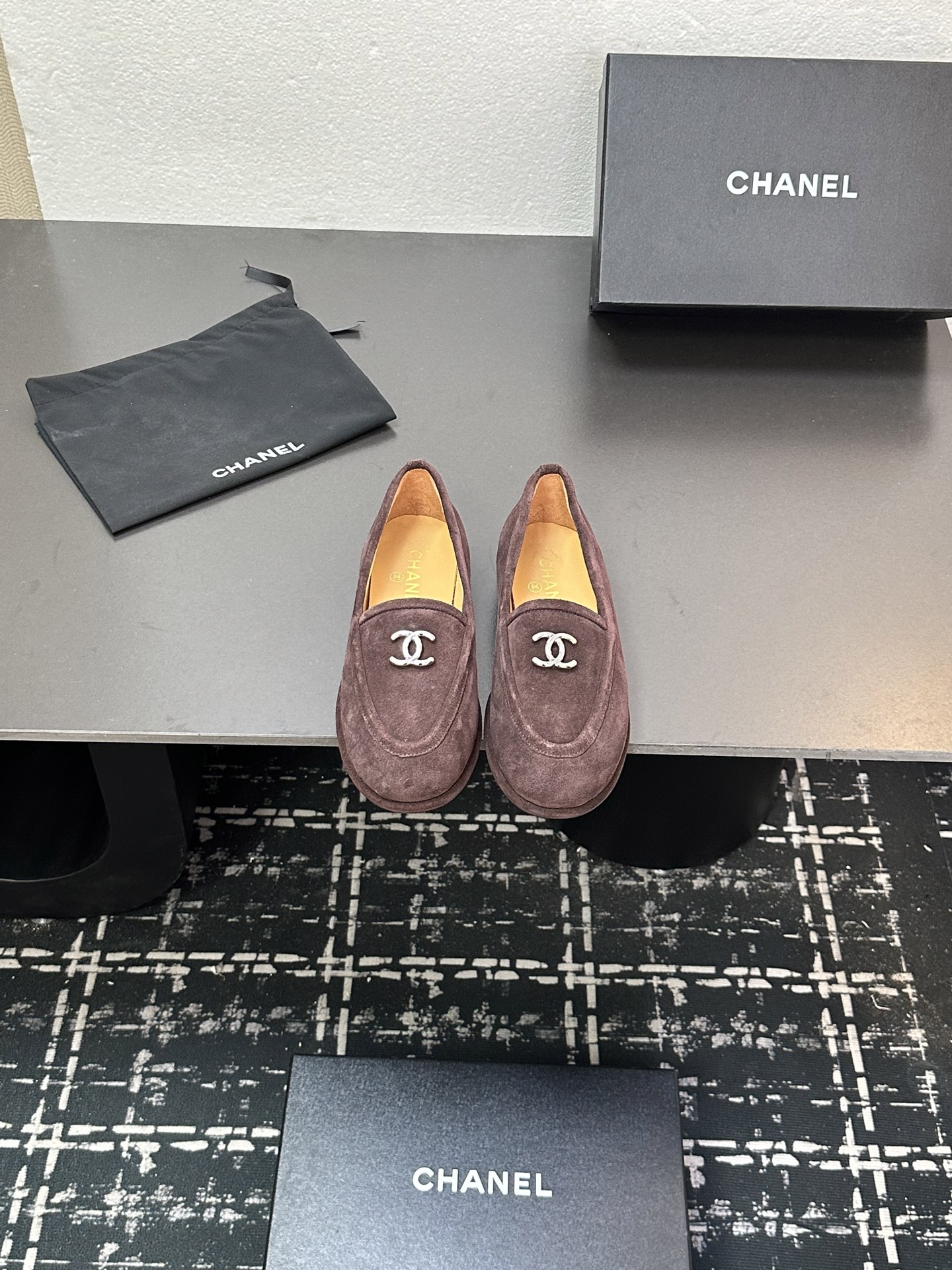 NO:611848,2025★★★★★ Many celebrities and Internet celebrities are on their feet. This is a versatile series popular among domestic and foreign bloggers. It is a must-have sandal for spring and summer wardrobes. Diamond design exclusive to Xiangjia. Upper cow suede. Lining: Imported crystal sheepskin lining. Original molded custom leather outsole. Shoe size: 35-39 (40, 41, custom-made, non-refundable), loafers, chanel, loafers, sheepskin, Leather soles.198609092025★★★★★ 众多明星网红上脚,国内外博主刷爆的一个百搭系列,春夏衣橱搭配必备 凉拖首选.菱格设计香家专属 鞋面牛反绒  内里: 进口水晶羊皮内里 大底原版开模定制真皮大底 鞋码: 35-39（40、41、定做不退换）,乐福鞋,chanel,loafers,sheepskin,Leather soles,Women's Shoes