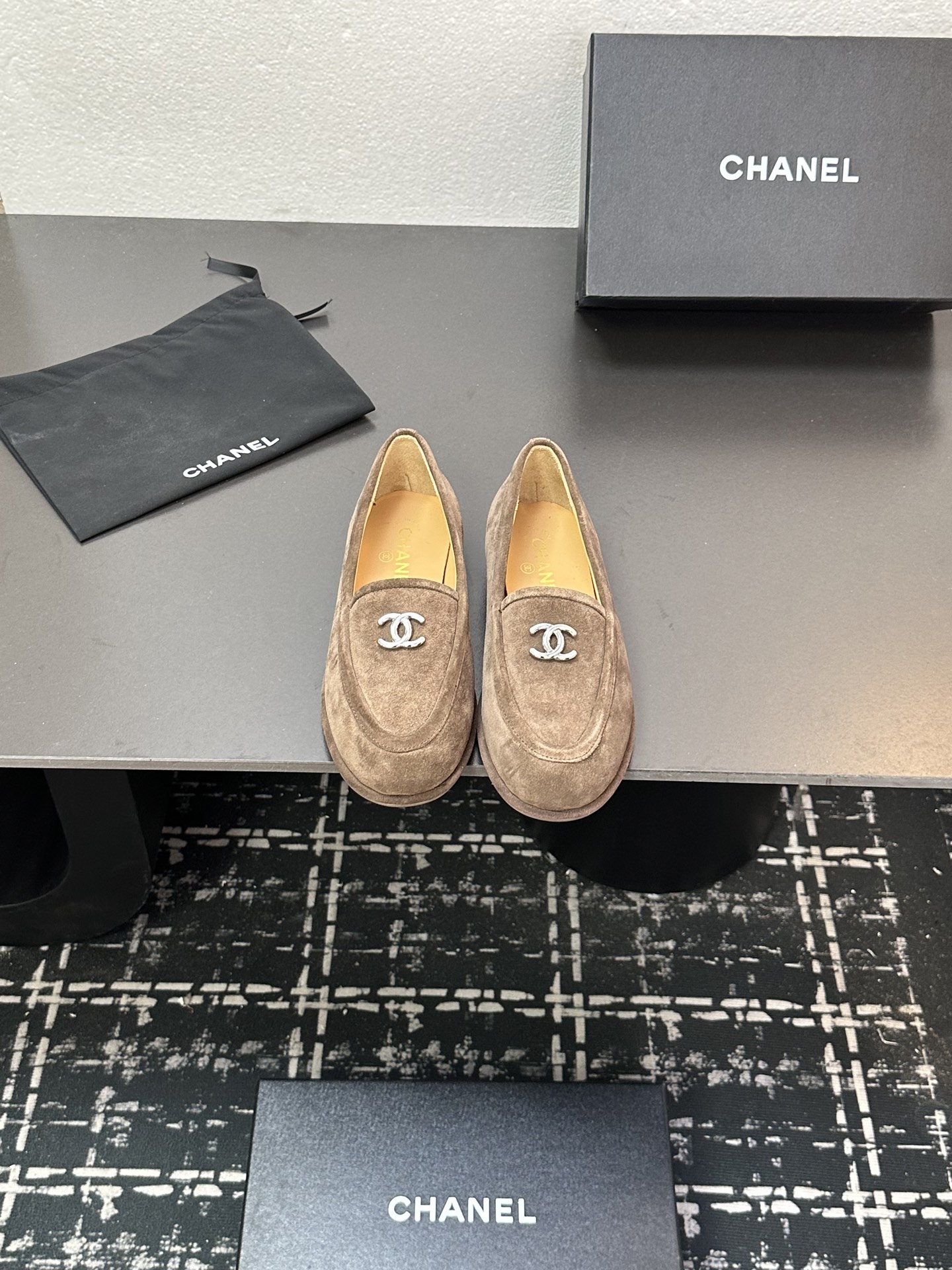 NO:462329,2025★★★★★★ Many celebrities are here to watch, a versatile series that domestic and foreign bloggers are popular. A must-have for spring and summer wardrobe matching. The first choice for sandals. Diamond design exclusive to Xiangjia. Upper beef velvet. Inner: Imported crystal sheepskin inner lining. Original mold-open custom leather sole. Shoe size: 35-39 (40, 41, custom-made non-return and exchange), loafers, chanel, loafers, sheepskin, Leather soles198609092025★★★★★ 众多明星网红上脚,国内外博主刷爆的一个百搭系列,春夏衣橱搭配必备 凉拖首选.菱格设计香家专属 鞋面牛反绒  内里: 进口水晶羊皮内里 大底原版开模定制真皮大底 鞋码: 35-39（40、41、定做不退换）,乐福鞋,chanel,loafers,sheepskin,Leather soles,Women's Shoes