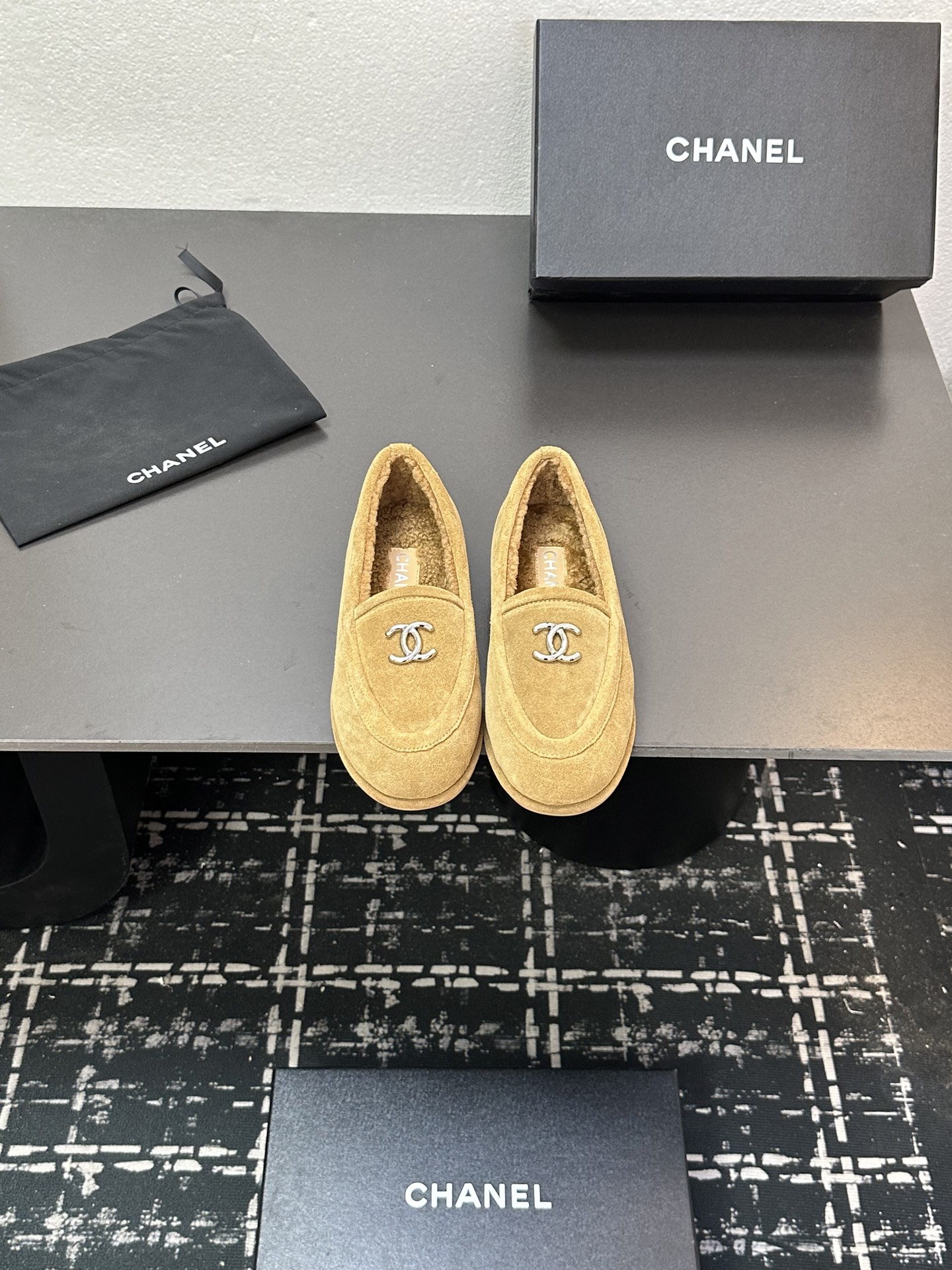 NO:611859,2025★★★★★ Many celebrities and Internet celebrities are on their feet. This is a versatile series popular among domestic and foreign bloggers. It is a must-have sandal for spring and summer wardrobes. Diamond design exclusive to Xiangjia. Upper cow suede. Lining: Imported crystal sheepskin lining. Original molded custom leather outsole. Shoe size: 35-39 (40, 41, custom-made, non-refundable), loafers, chanel, loafers, sheepskin, Leather soles.198609092025★★★★★ 众多明星网红上脚,国内外博主刷爆的一个百搭系列,春夏衣橱搭配必备 凉拖首选.菱格设计香家专属 鞋面牛反绒  内里: 进口水晶羊皮内里 大底原版开模定制真皮大底 鞋码: 35-39（40、41、定做不退换）,乐福鞋,chanel,loafers,sheepskin,Leather soles,Women's Shoes