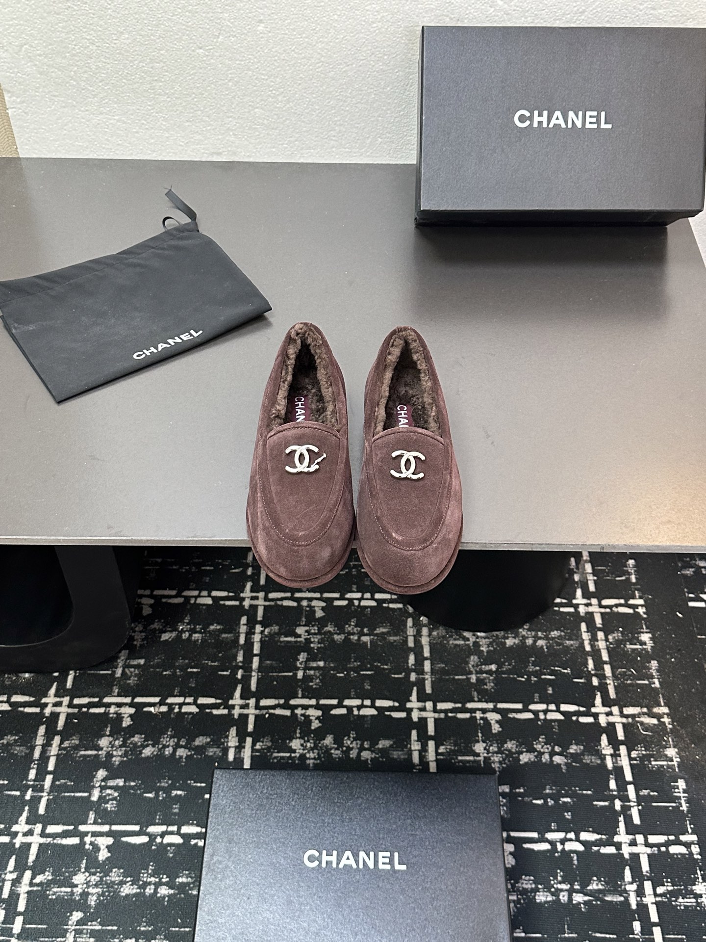 NO:467778,2025★★★★★★ Many celebrities are here to watch, a versatile series that domestic and foreign bloggers are popular. A must-have for spring and summer wardrobe matching. The first choice for sandals. Diamond design exclusive to Xiangjia. Upper beef velvet. Inner: Imported crystal sheepskin inner lining. Original mold-open custom leather sole. Shoe size: 35-39 (40, 41, custom-made non-return and exchange), loafers, chanel, loafers, sheepskin, Leather soles198609092025★★★★★ 众多明星网红上脚,国内外博主刷爆的一个百搭系列,春夏衣橱搭配必备 凉拖首选.菱格设计香家专属 鞋面牛反绒  内里: 进口水晶羊皮内里 大底原版开模定制真皮大底 鞋码: 35-39（40、41、定做不退换）,乐福鞋,chanel,loafers,sheepskin,Leather soles,Women's Shoes