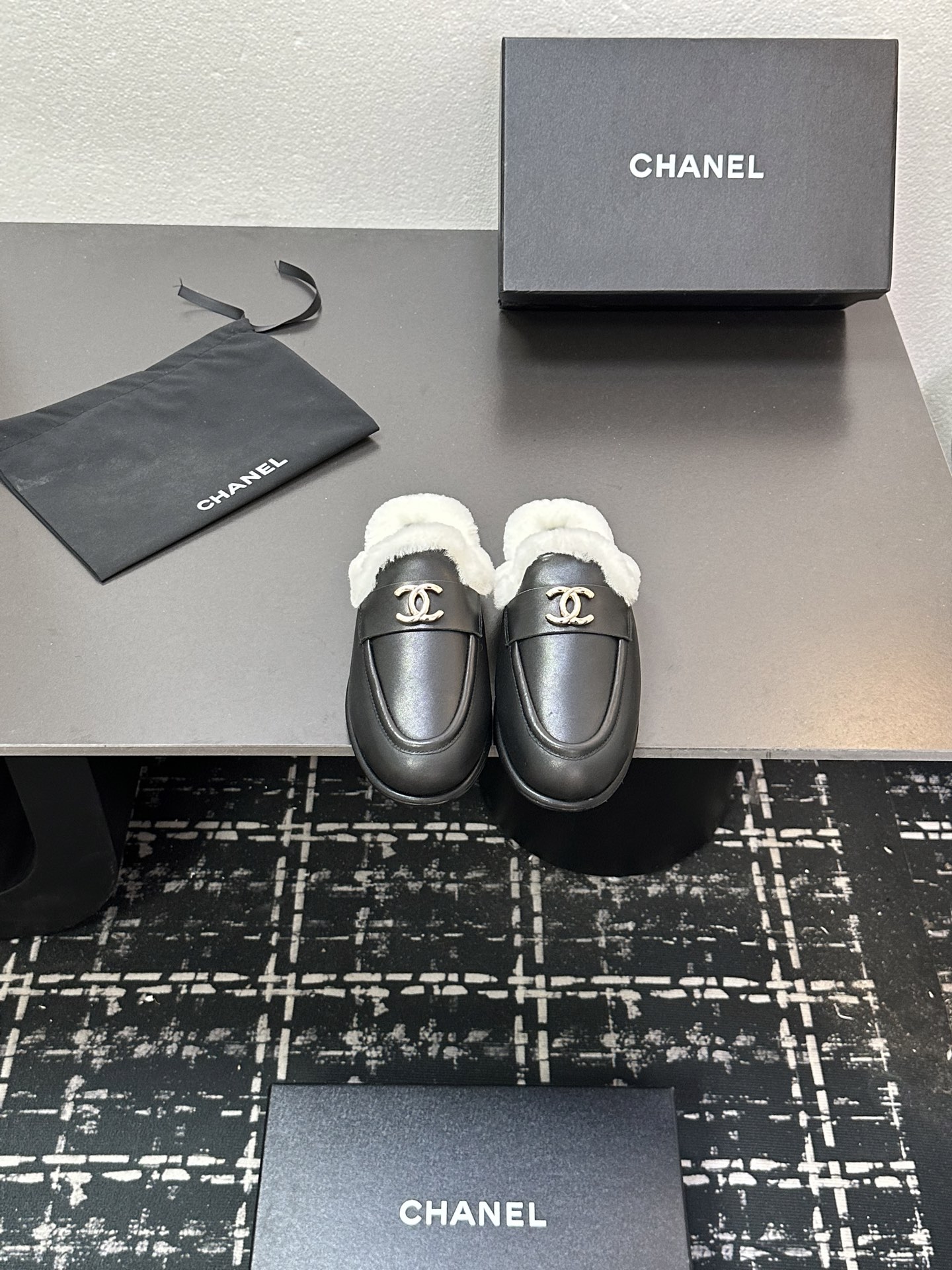 NO:483447,2025chanel Maori semi-drag, many celebrities and internet celebrities are here, a versatile series that domestic and foreign bloggers are popular, a must-have for spring and summer wardrobe matching, the first choice for sandals. Diamond design exclusive to Xiangjia, upper ox-reverse velvet, inner lining: imported crystal sheepskin inner lining, original mold-open custom leather sole, shoe size: 35-39 (40, 41, custom made without return or exchange), semi-dragged fur shoes, chanel, chanel, sheepskin, Leather soles198609092025chanel 毛里半拖 众多明星网红上脚,国内外博主刷爆的一个百搭系列,春夏衣橱搭配必备 凉拖首选.菱格设计香家专属 鞋面牛反绒  内里: 进口水晶羊皮内里 大底原版开模定制真皮大底 鞋码: 35-39（40、41、定做不退换）,半拖毛毛鞋,chanel,chanel,sheepskin,Leather soles,Women's Shoes