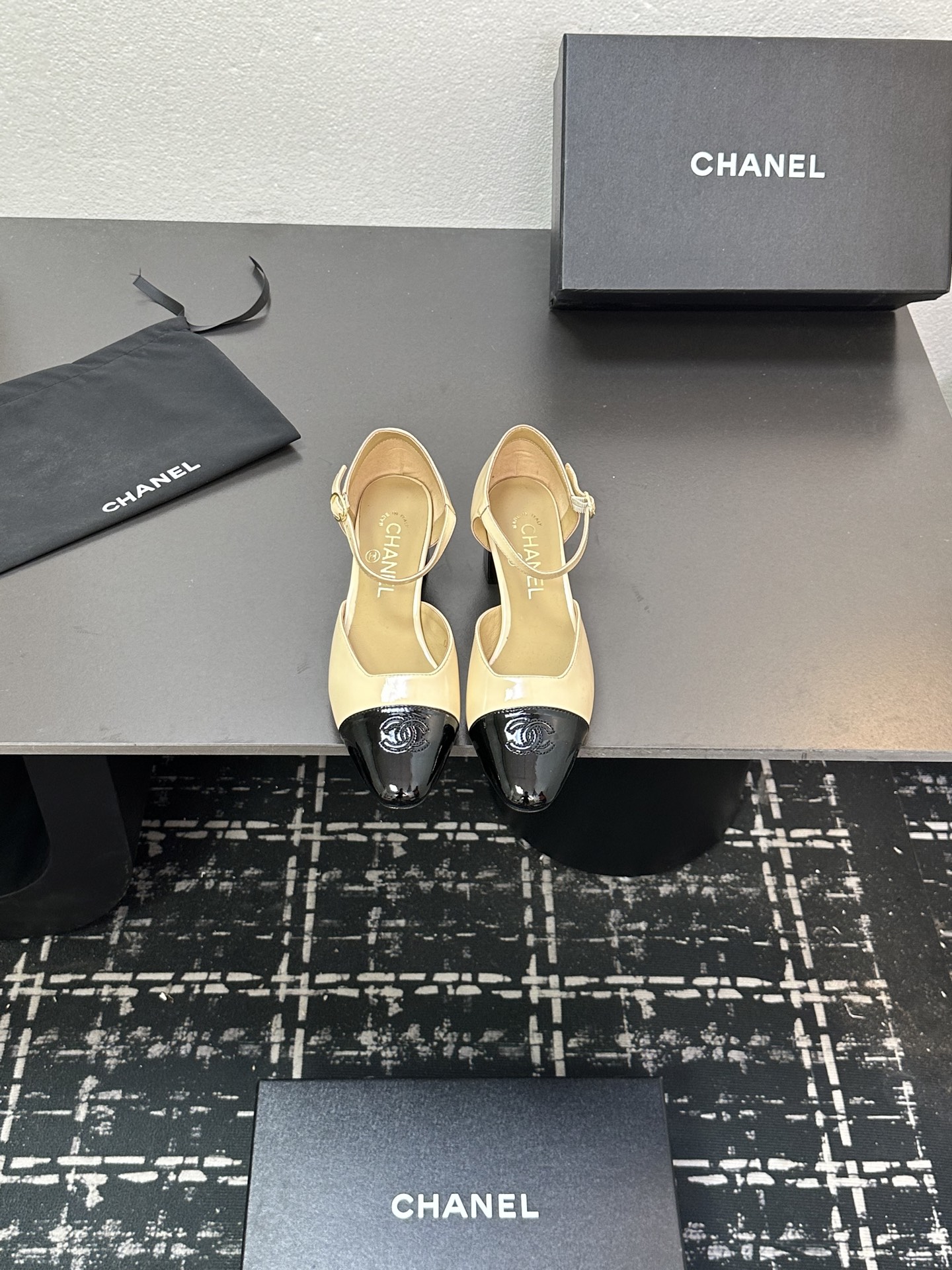 NO:462323,CHANE*｜Xiaoxiang 24C new product classic double C sandals The upper is imported calfskin, the inner tiptoe is silk sheepskin, Italy imported cowhide, heel height 4.5 cm/5.5 cm size35-39 (customized by 40/41), sandals, chanel, sandals, cowhide, sheepskin19860909CHANE*｜小香24C新品 经典双C凉鞋 鞋面采用进口小牛皮 内里踮脚均为丝绸羊皮 意大利进口牛皮大底 跟高4.5公分/5.5公分 size35-39（40/41定制）,凉鞋,chanel,sandals,cowhide,sheepskin,Women's Shoes