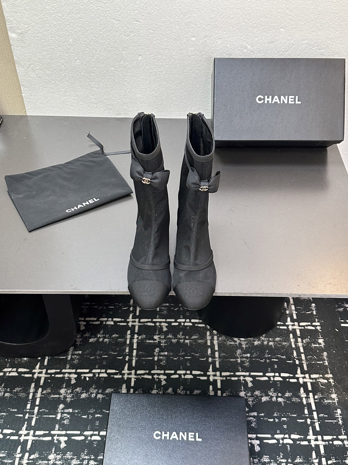 NO:462317,CHANEL25s Chanel classic bow short boots. Many celebrity fashion bloggers plant grass. The main colors are sweet colors. It hits my heart. This show of mesh boots really doesn’t feel moved when they look at the show, but when I tried it on today, I got into the trap again. The white and princess-style mesh is made of transparent mesh yarn imported from Italy, and the inner imported sheep is used as a mat (sweat absorbing soft), Italian A-grade leather sole Size35-40 (40 custom made without return and exchange), boots, chanel, chanel, boots19860909CHANEL25s 香奈儿经典蝴蝶结短靴 超多明星时尚博主种草 主打都是甜甜的颜色 直击我心 这秀款的网靴看秀是确实没心动的感觉,但今天试穿上 我又入坑了合网靴白色偏公主风～ 鞋面采用意大利进口透明网纱,内里进口绵羊作垫（吸汗柔软）,意大利特A级真皮底 Size35-40（40定做不退换）,靴子,chanel,chanel,boots,Women's Shoes