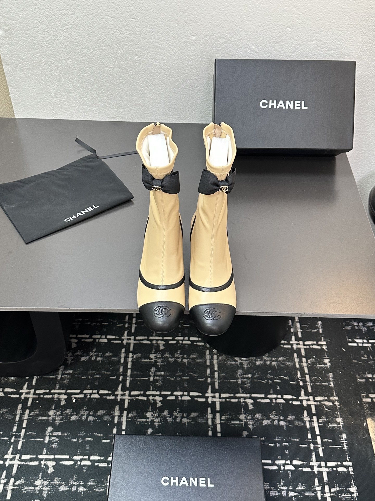 NO:462320,CHANEL25s Chanel classic bow-zipper elastic short boots. Many celebrity fashion bloggers plant grass. The main colors are sweet colors. It hits my heart. This show of mesh boots really doesn’t feel moved when they look at the show, but when I tried it on today, I got into the trap again. The white princess style of the mesh boots are ~ The upper is elastic sheepskin, and the inner imported sheep is mat (sweat-absorbing and soft), Italian A-grade leather sole Size35-40 (40 custom made without return and exchange), boots, chanel, chanel, boots, sheepskin19860909CHANEL25s 香奈儿经典蝴蝶结后拉链弹力短靴 超多明星时尚博主种草 主打都是甜甜的颜色 直击我心 这秀款的网靴看秀是确实没心动的感觉,但今天试穿上 我又入坑了合网靴白色偏公主风～ 鞋面采用弹力羊皮,内里进口绵羊作垫（吸汗柔软）,意大利特A级真皮底 Size35-40（40定做不退换）,靴子,chanel,chanel,boots,sheepskin,Women's Shoes