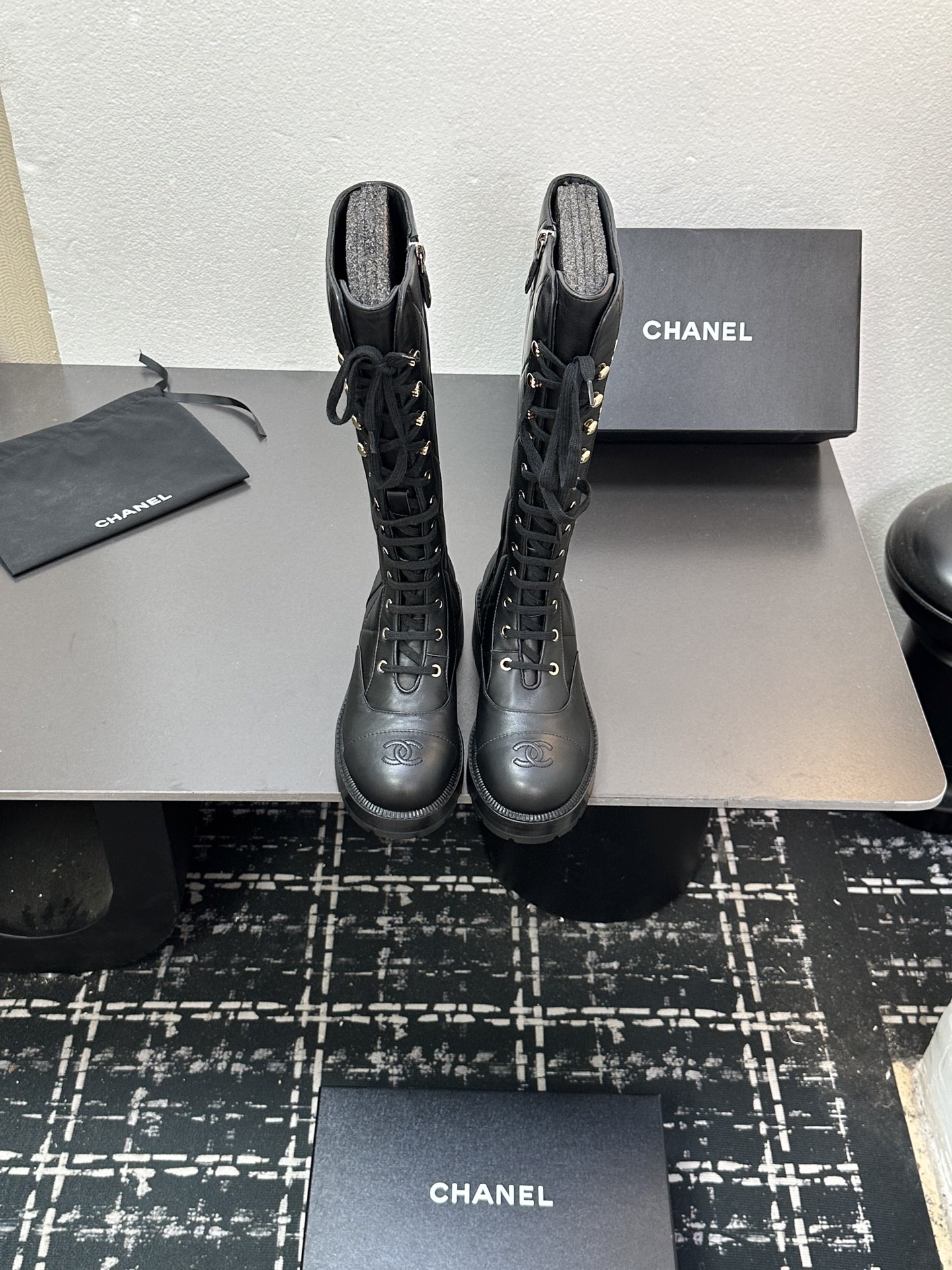 NO:462313,Little fragrance short boots, a must-have item for this autumn and winter!  !  Chanel's hot-formed Knight Boots in autumn and winter, Xiaohongshu is highly recommended, and it looks good no matter how you match it. It is a must-have for fashionable things. Chanel's women love simple but irresistible matching to show unique styles of dressing, free mixing and matching shines in place and keep up with the fashionable pace of Grandma Xiaoxiang!  !  !  Exquisite details enlarge the original mold opening hardware buckle. Top version purchasing level is created ★The upper is made of top layer cowhide, sheepskin footbed, rubber sole. Size 35-39 (ordered by 40/41) Boots, boots, chanel, boots, cowhide, sheepskin19860909小香短靴,本季秋冬季必备单品！！ 香奈儿秋冬重工爆款骑士靴 小红书力推款,怎么搭配都好看,时髦精必备,香奈儿女士钟爱简约又难以抗拒搭配展现与众不同的穿搭风格、自由混搭闪耀到位跟紧香奶奶时尚步伐！！！精致细节放大看原版开模五金扣 顶级版本代购级别打造★鞋面采用头层牛皮,羊皮垫脚,橡胶大底 码数35-39（40/41订） 长靴短靴,靴子,chanel,boots,cowhide,sheepskin,Women's Shoes